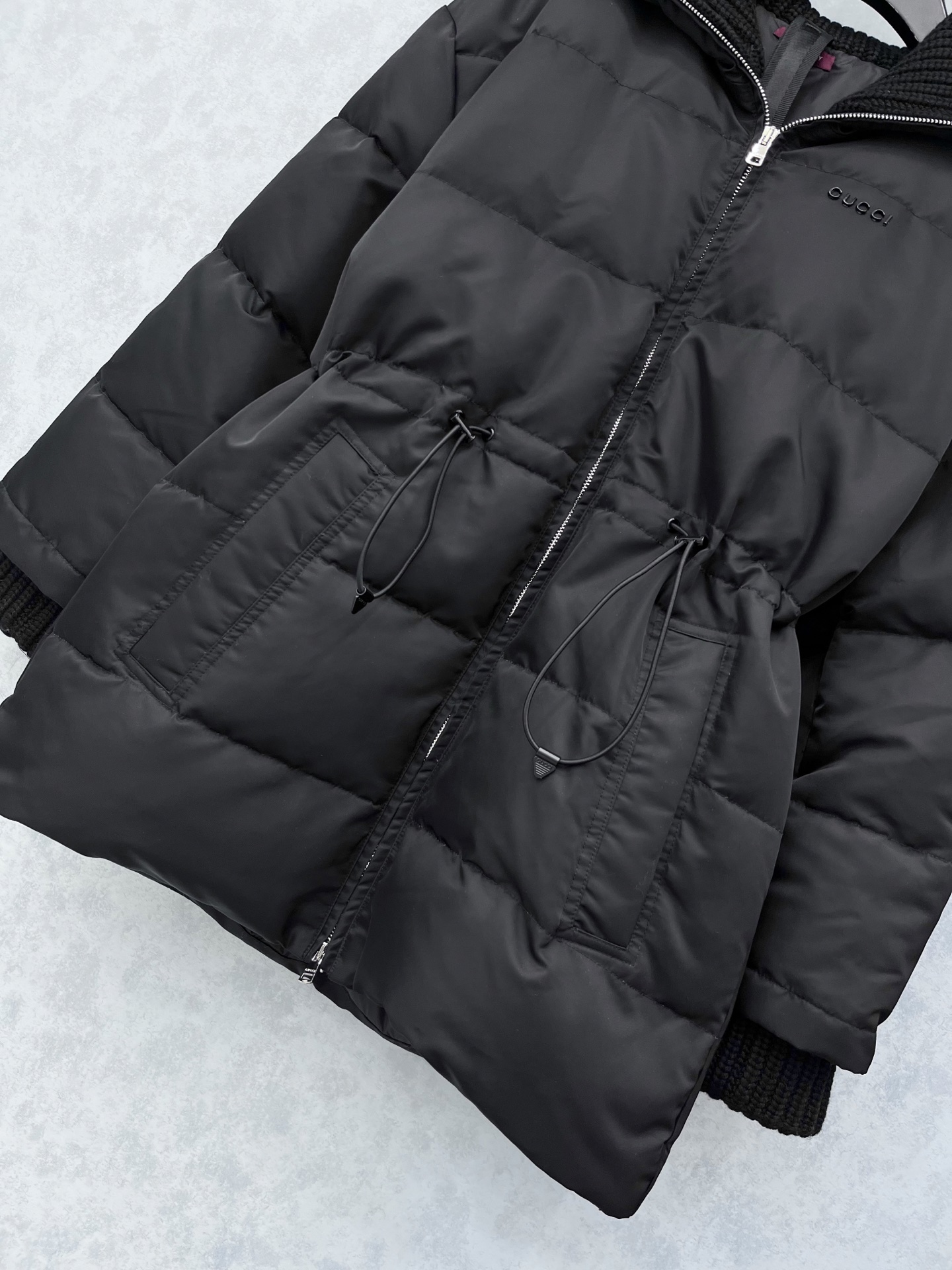 🛒𝐍𝐄𝐖 · 𝟐𝟎𝟐5/爆款现货【原版订制】Gucc*｜25秋冬新品收腰翻领针织拼接羽绒服外套面包服设计