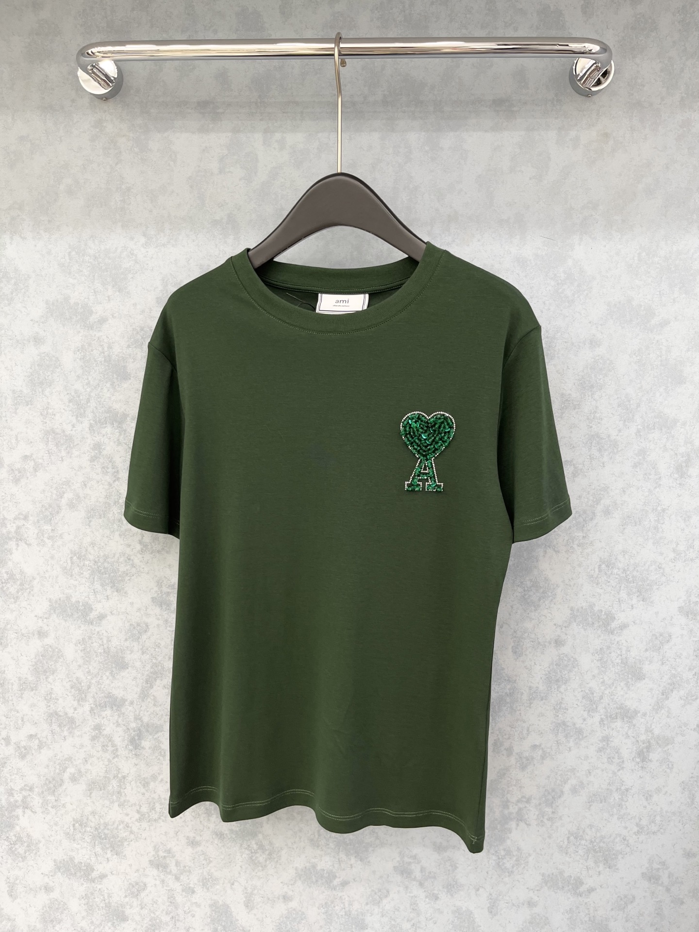 🛒𝐍𝐄𝐖 · 𝟐𝟎𝟐5/爆款现货原单品质 小众*｜精致订钻短袖T恤高订面料 亲肤透气舒适标志性字母图案低