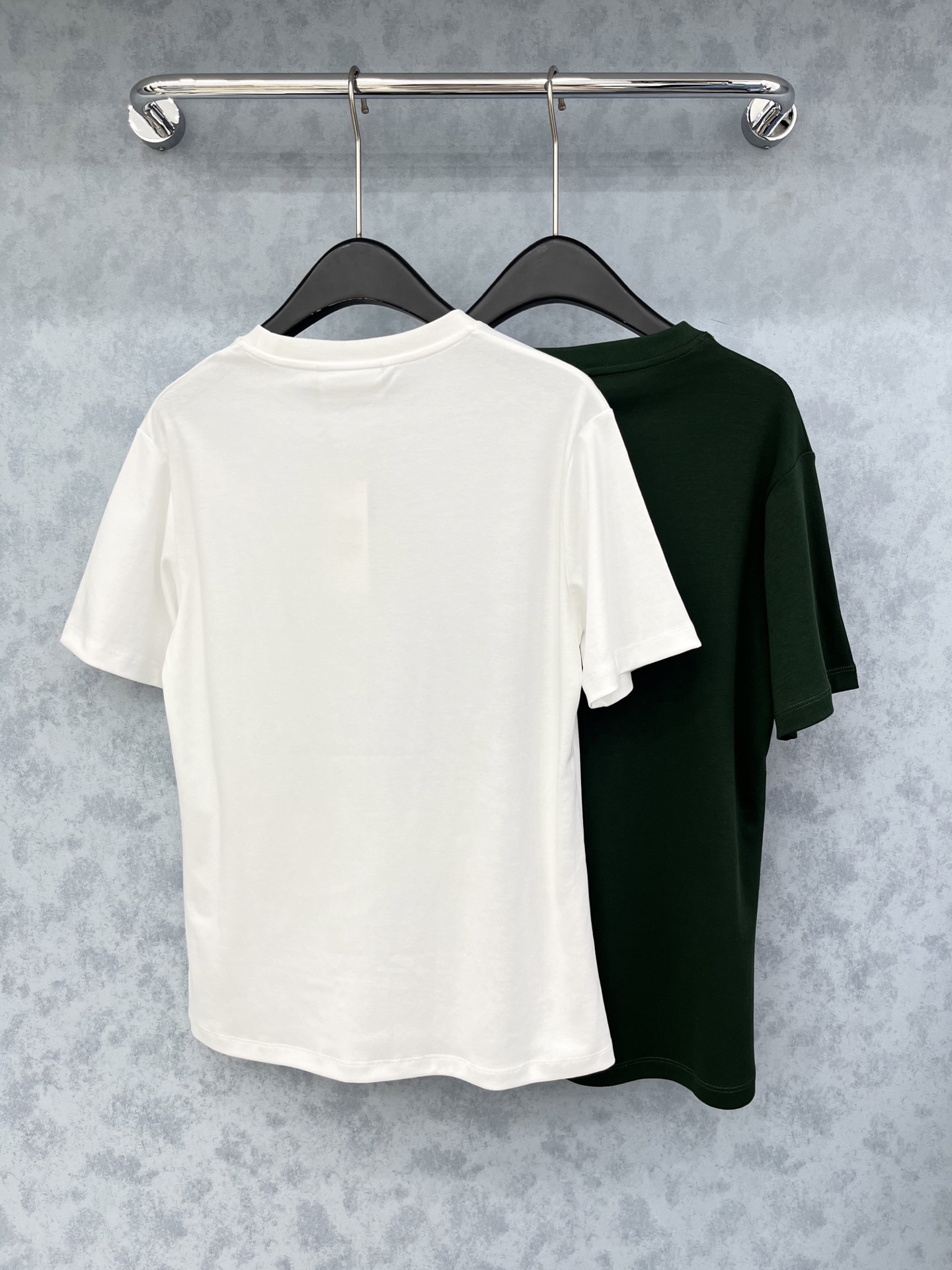 🛒𝐍𝐄𝐖 · 𝟐𝟎𝟐5/爆款现货原单品质 小众*｜精致订钻短袖T恤高订面料 亲肤透气舒适标志性字母图案低