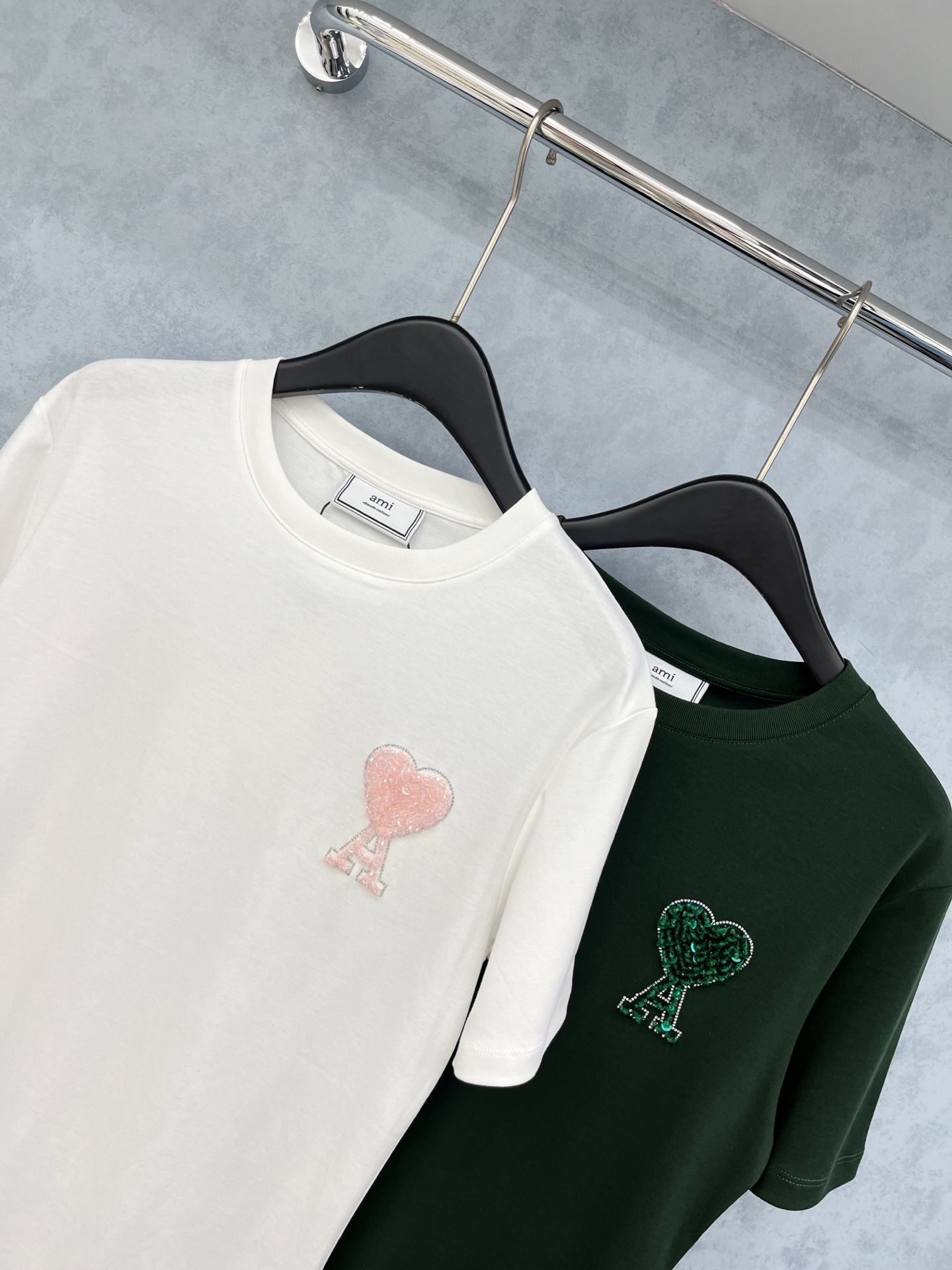 🛒𝐍𝐄𝐖 · 𝟐𝟎𝟐5/爆款现货原单品质 小众*｜精致订钻短袖T恤高订面料 亲肤透气舒适标志性字母图案低