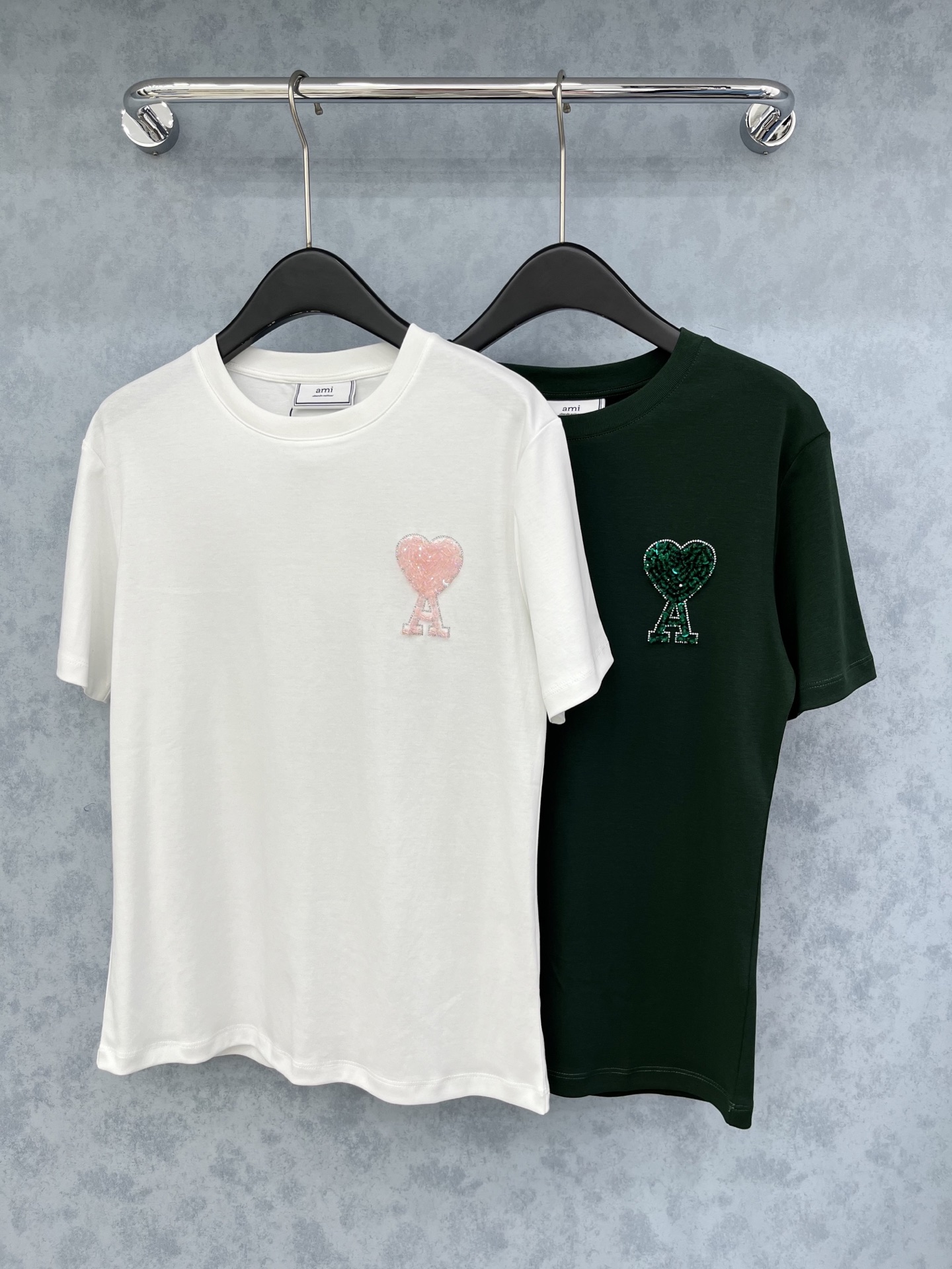 🛒𝐍𝐄𝐖 · 𝟐𝟎𝟐5/爆款现货原单品质 小众*｜精致订钻短袖T恤高订面料 亲肤透气舒适标志性字母图案低