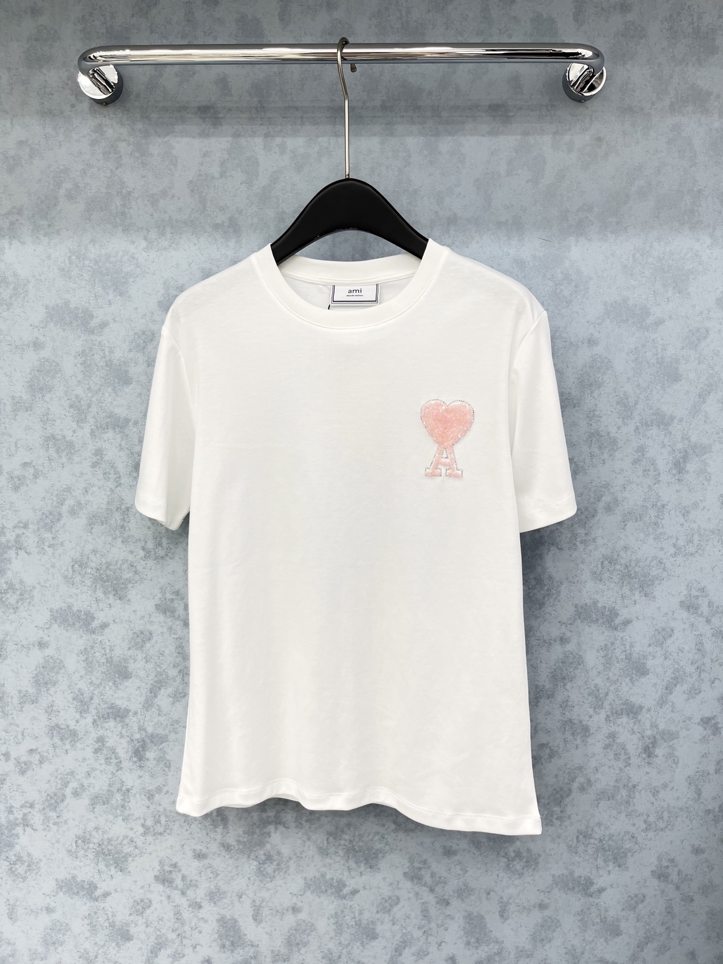 🛒𝐍𝐄𝐖 · 𝟐𝟎𝟐5/爆款现货原单品质 小众*｜精致订钻短袖T恤高订面料 亲肤透气舒适标志性字母图案低