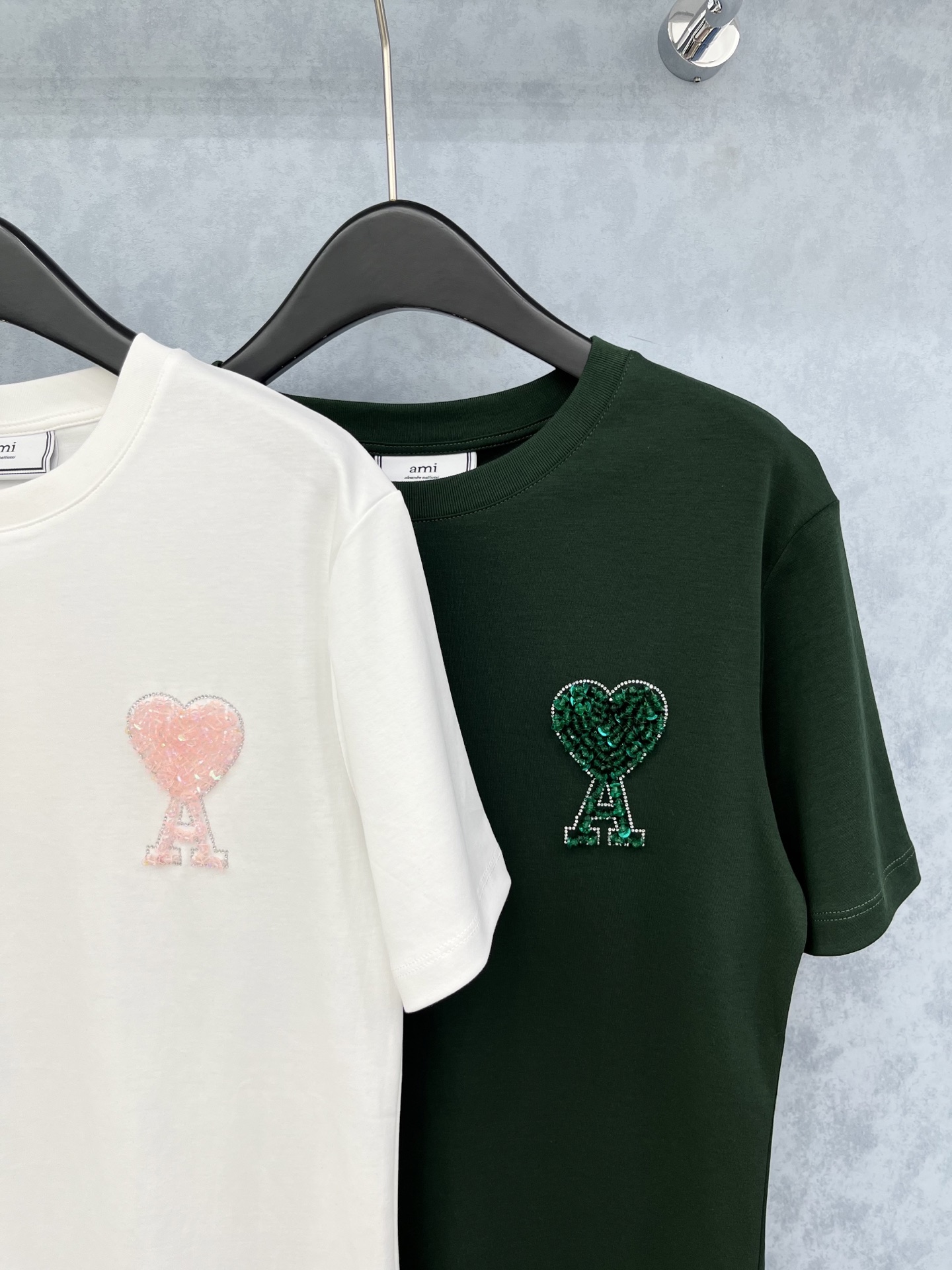 🛒𝐍𝐄𝐖 · 𝟐𝟎𝟐5/爆款现货原单品质 小众*｜精致订钻短袖T恤高订面料 亲肤透气舒适标志性字母图案低