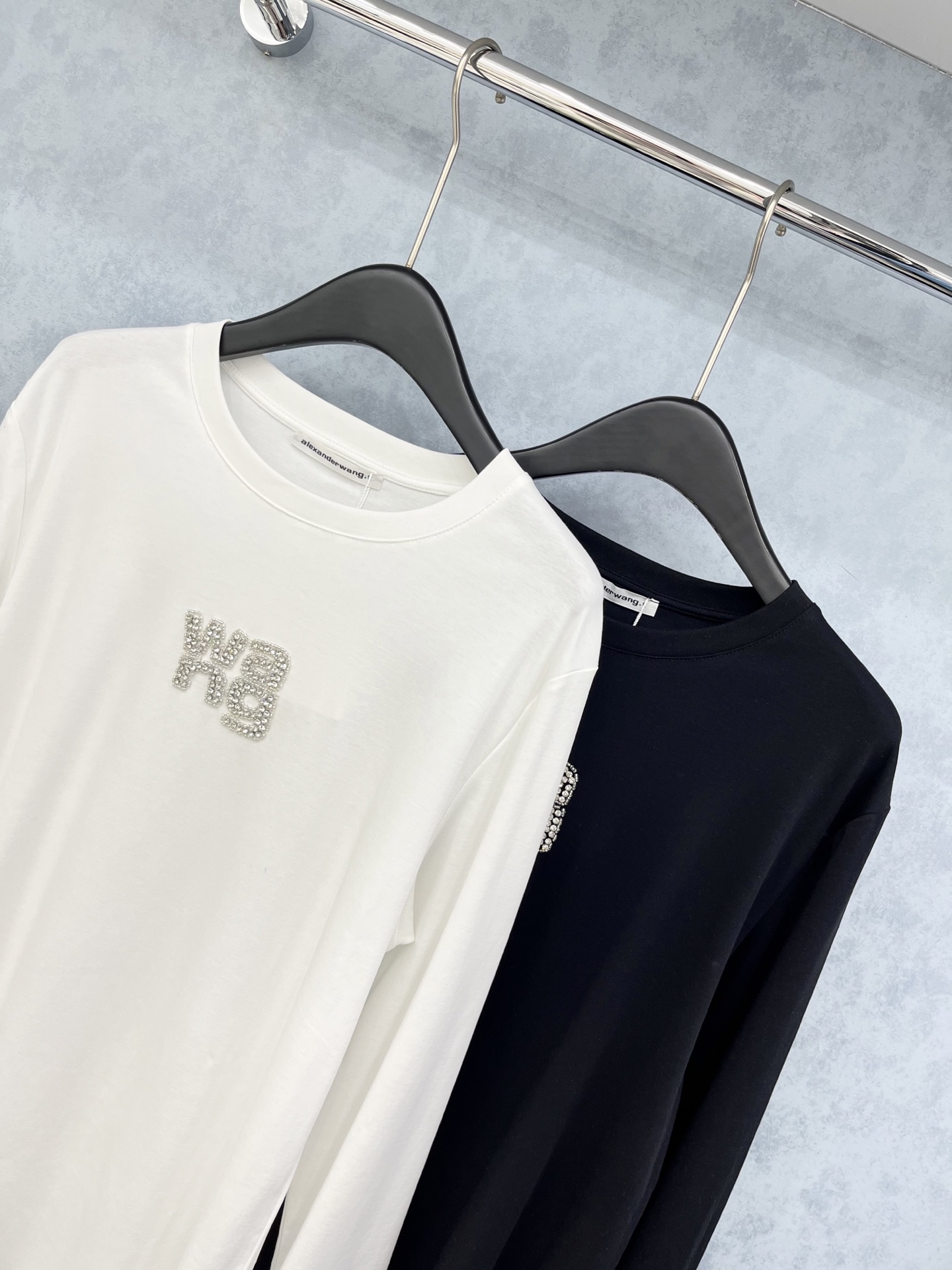 🛒𝐍𝐄𝐖 · 𝟐𝟎𝟐5/爆款现货原单品质 Alex*｜精致订钻长袖T恤高订面料 亲肤透气舒适标志性字母图