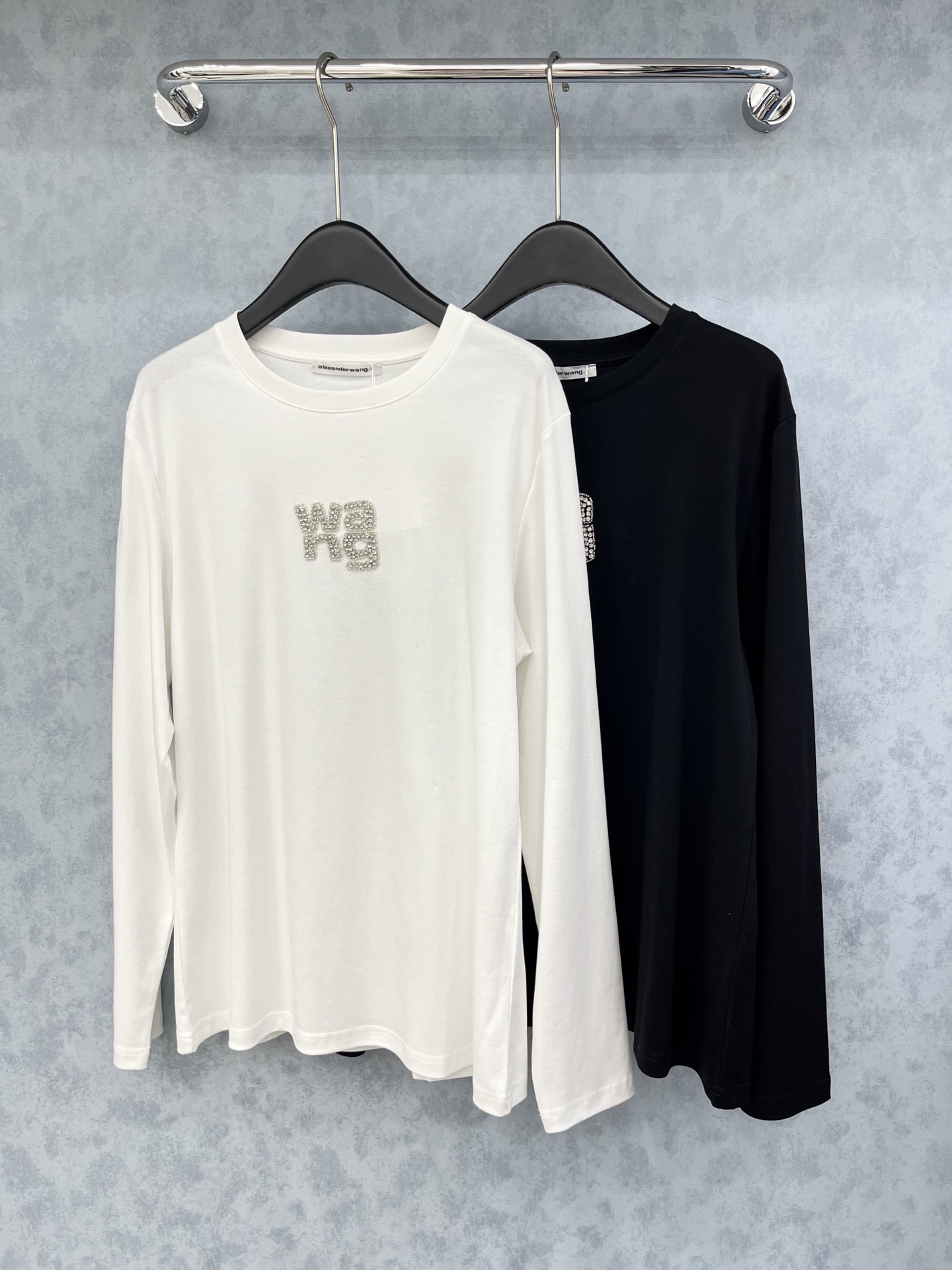 🛒𝐍𝐄𝐖 · 𝟐𝟎𝟐5/爆款现货原单品质 Alex*｜精致订钻长袖T恤高订面料 亲肤透气舒适标志性字母图