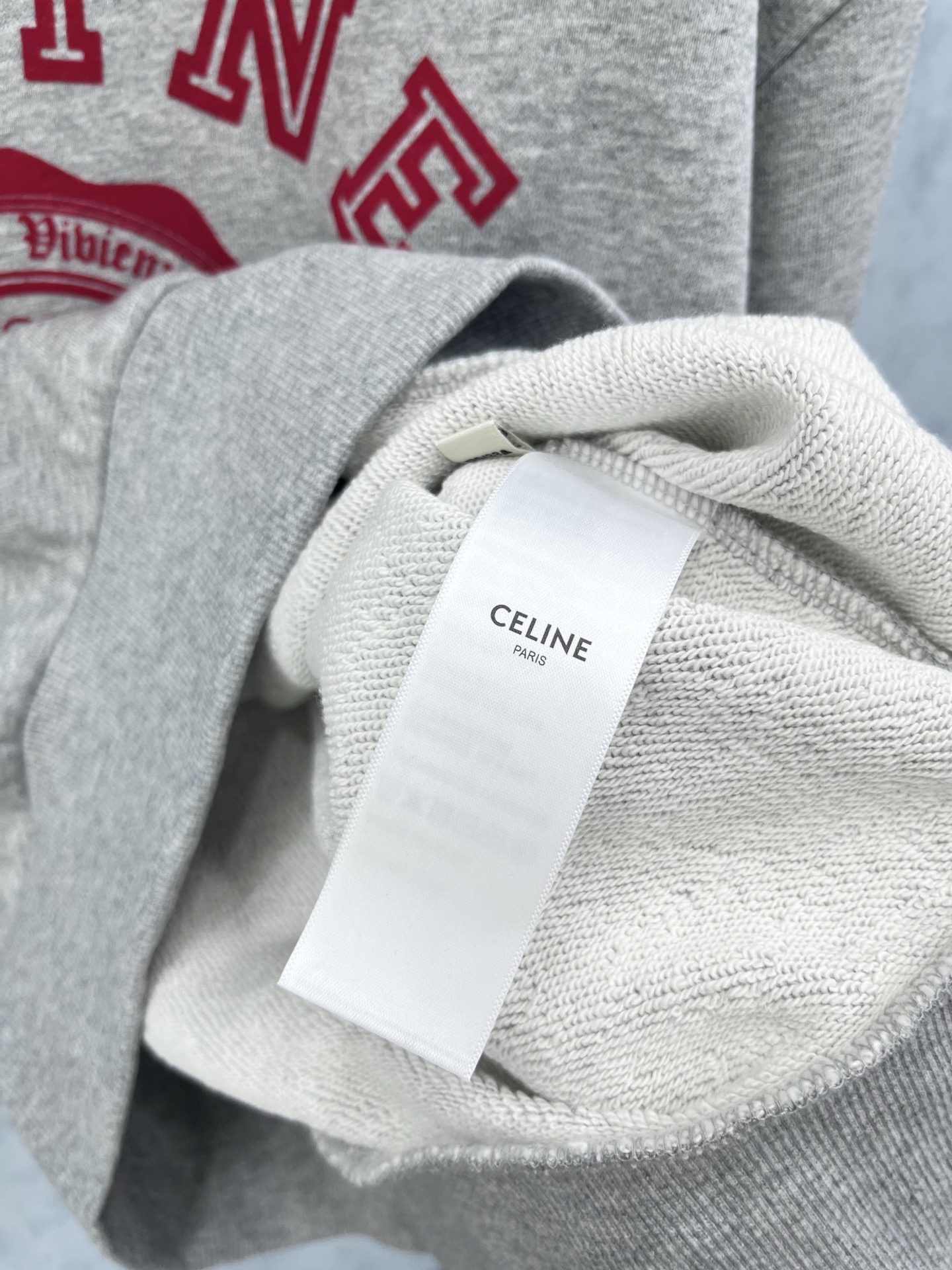 🛒𝐍𝐄𝐖 · 𝟐𝟎𝟐5/爆款现货原单品质 Celi*｜25早秋经典圆领卫衣干净利落的裁剪，落肩宽松慵懒版