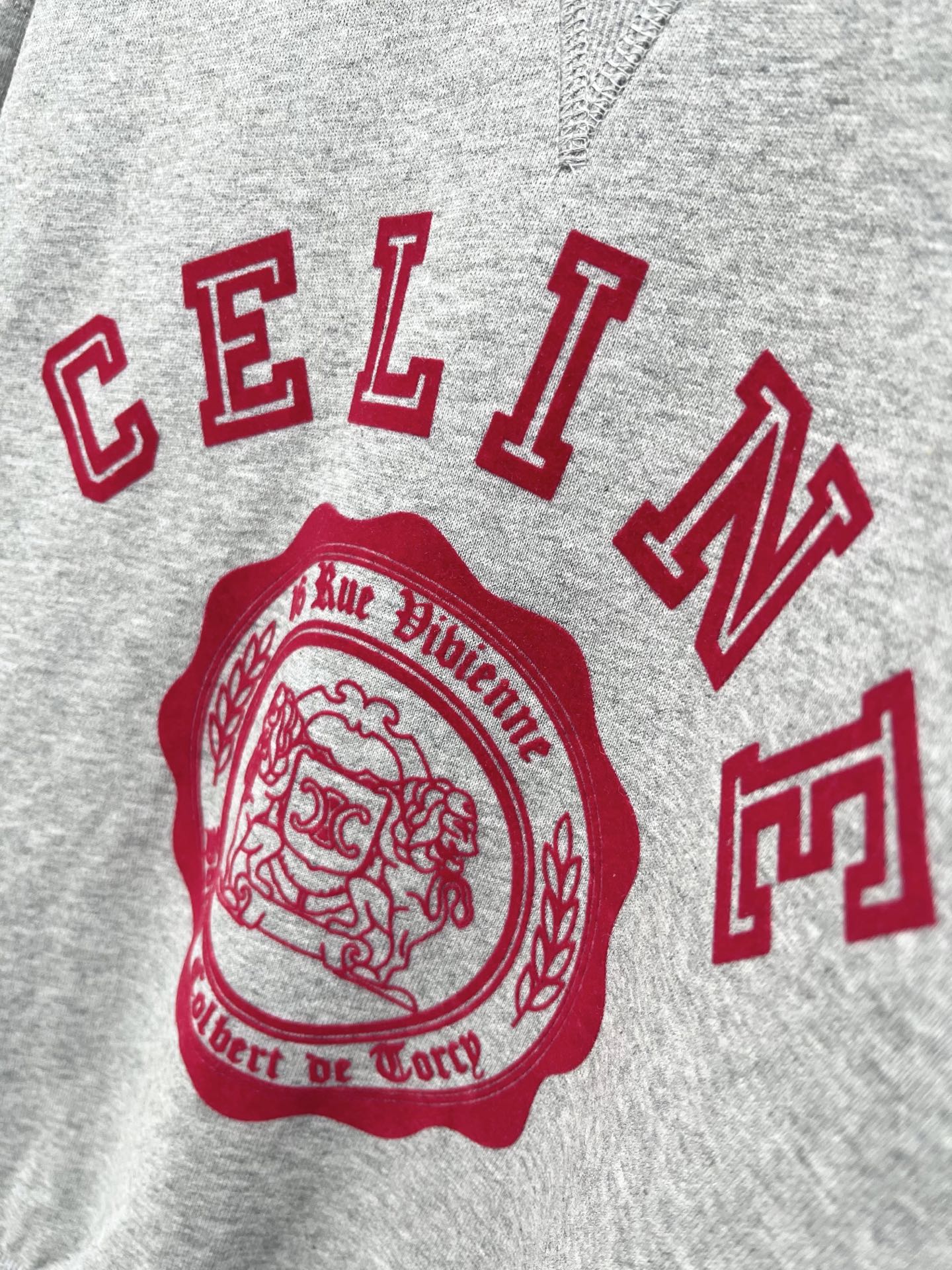 🛒𝐍𝐄𝐖 · 𝟐𝟎𝟐5/爆款现货原单品质 Celi*｜25早秋经典圆领卫衣干净利落的裁剪，落肩宽松慵懒版