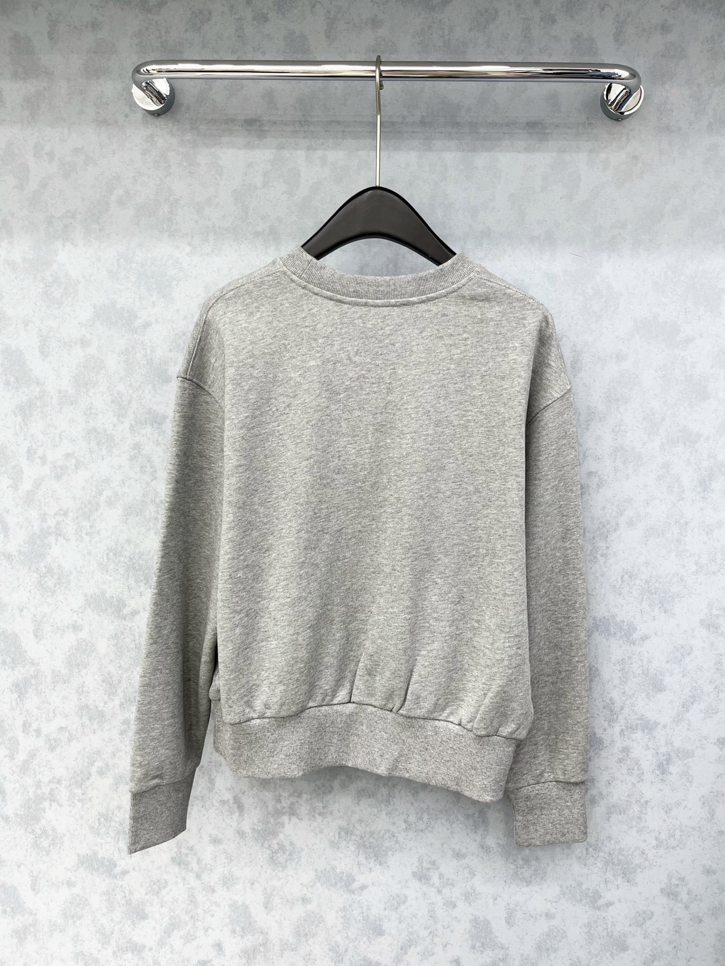 🛒𝐍𝐄𝐖 · 𝟐𝟎𝟐5/爆款现货原单品质 Celi*｜25早秋经典圆领卫衣干净利落的裁剪，落肩宽松慵懒版