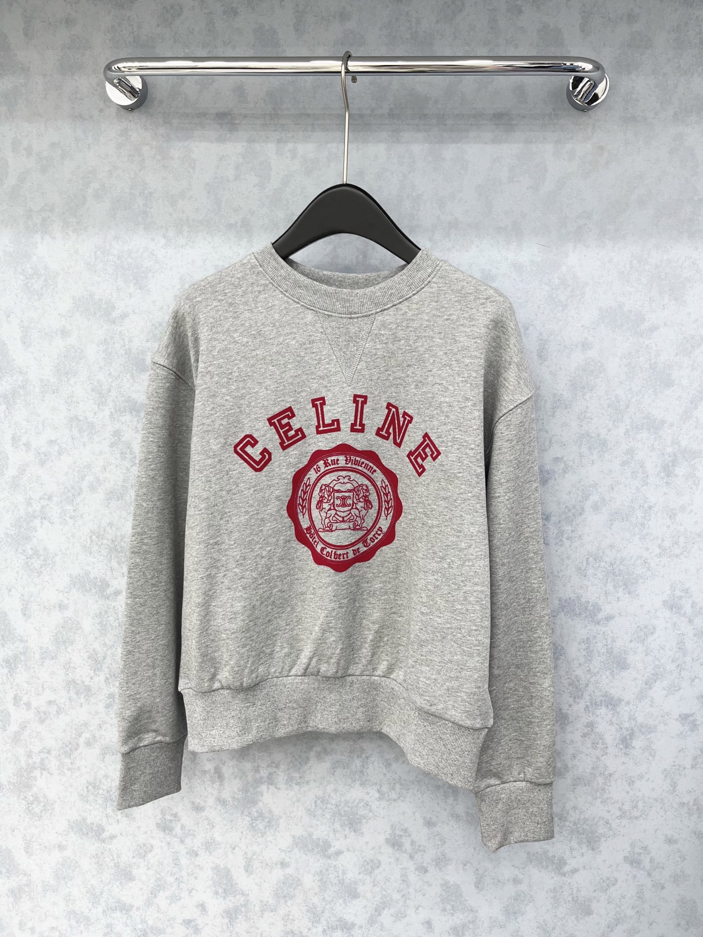 🛒𝐍𝐄𝐖 · 𝟐𝟎𝟐5/爆款现货原单品质 Celi*｜25早秋经典圆领卫衣干净利落的裁剪，落肩宽松慵懒版