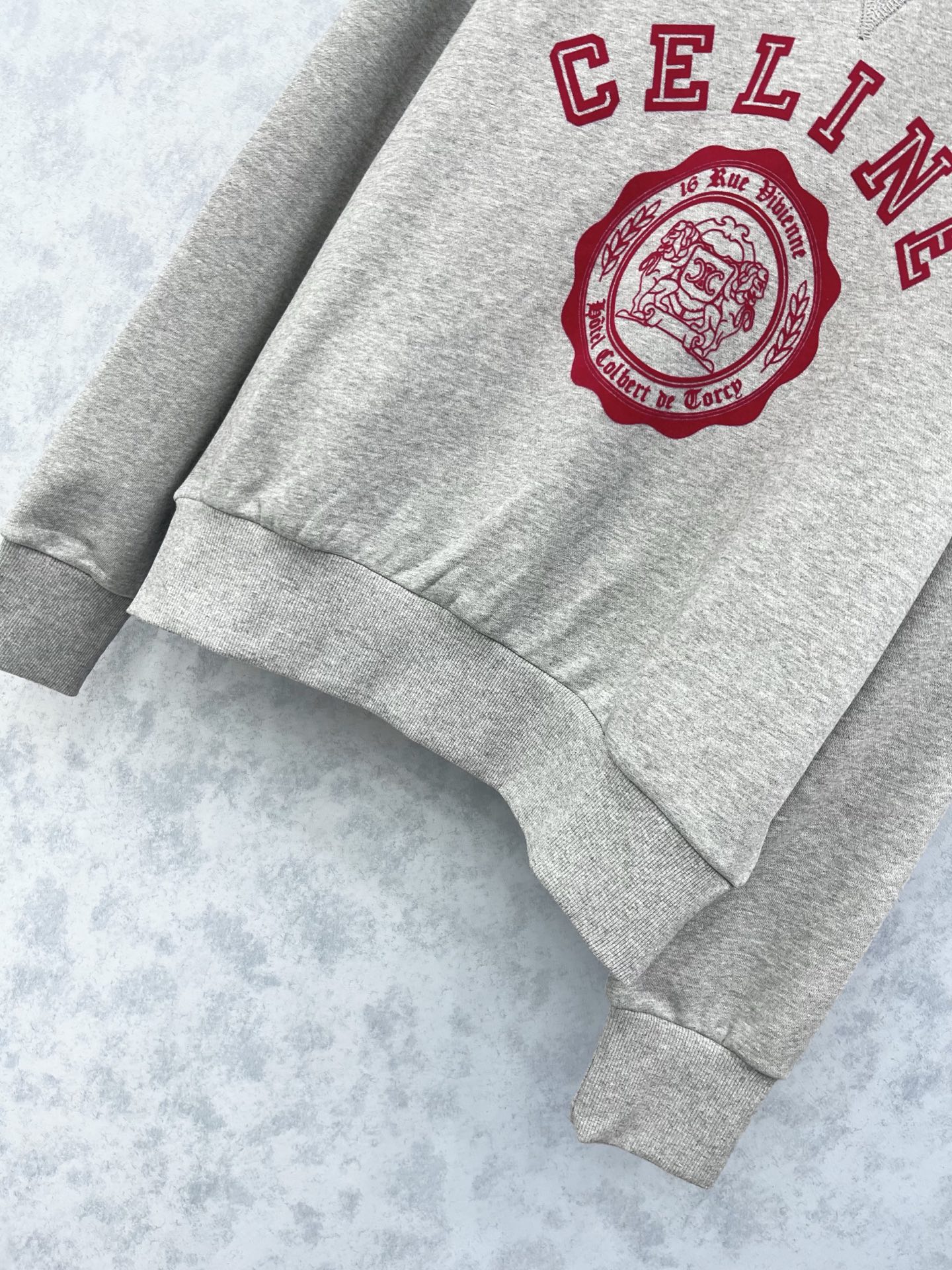 🛒𝐍𝐄𝐖 · 𝟐𝟎𝟐5/爆款现货原单品质 Celi*｜25早秋经典圆领卫衣干净利落的裁剪，落肩宽松慵懒版