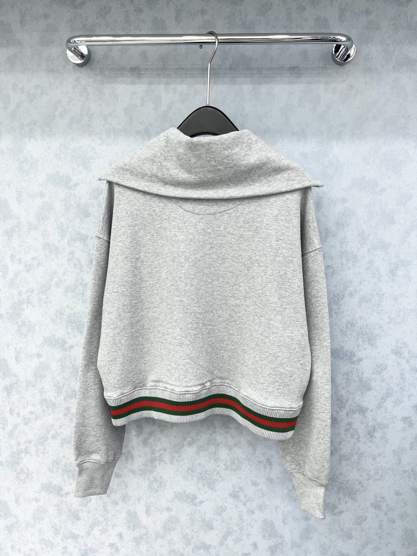 🛒𝐍𝐄𝐖 · 𝟐𝟎𝟐5/爆款现货【原版定制】Gucc*｜25早秋经典半拉链大翻领卫衣干净利落的裁剪，落肩