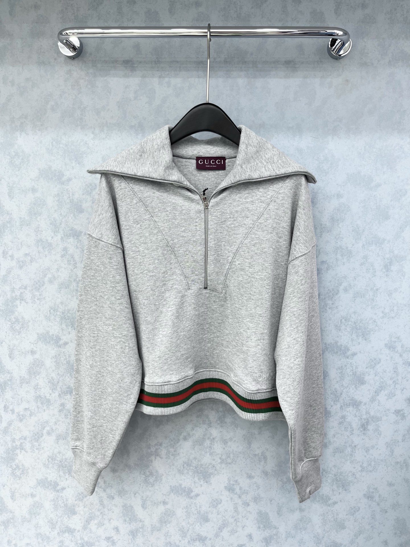 🛒𝐍𝐄𝐖 · 𝟐𝟎𝟐5/爆款现货【原版定制】Gucc*｜25早秋经典半拉链大翻领卫衣干净利落的裁剪，落肩