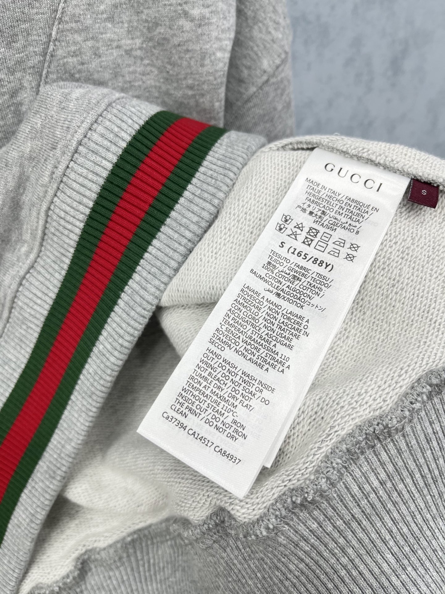 🛒𝐍𝐄𝐖 · 𝟐𝟎𝟐5/爆款现货【原版定制】Gucc*｜25早秋经典半拉链大翻领卫衣干净利落的裁剪，落肩