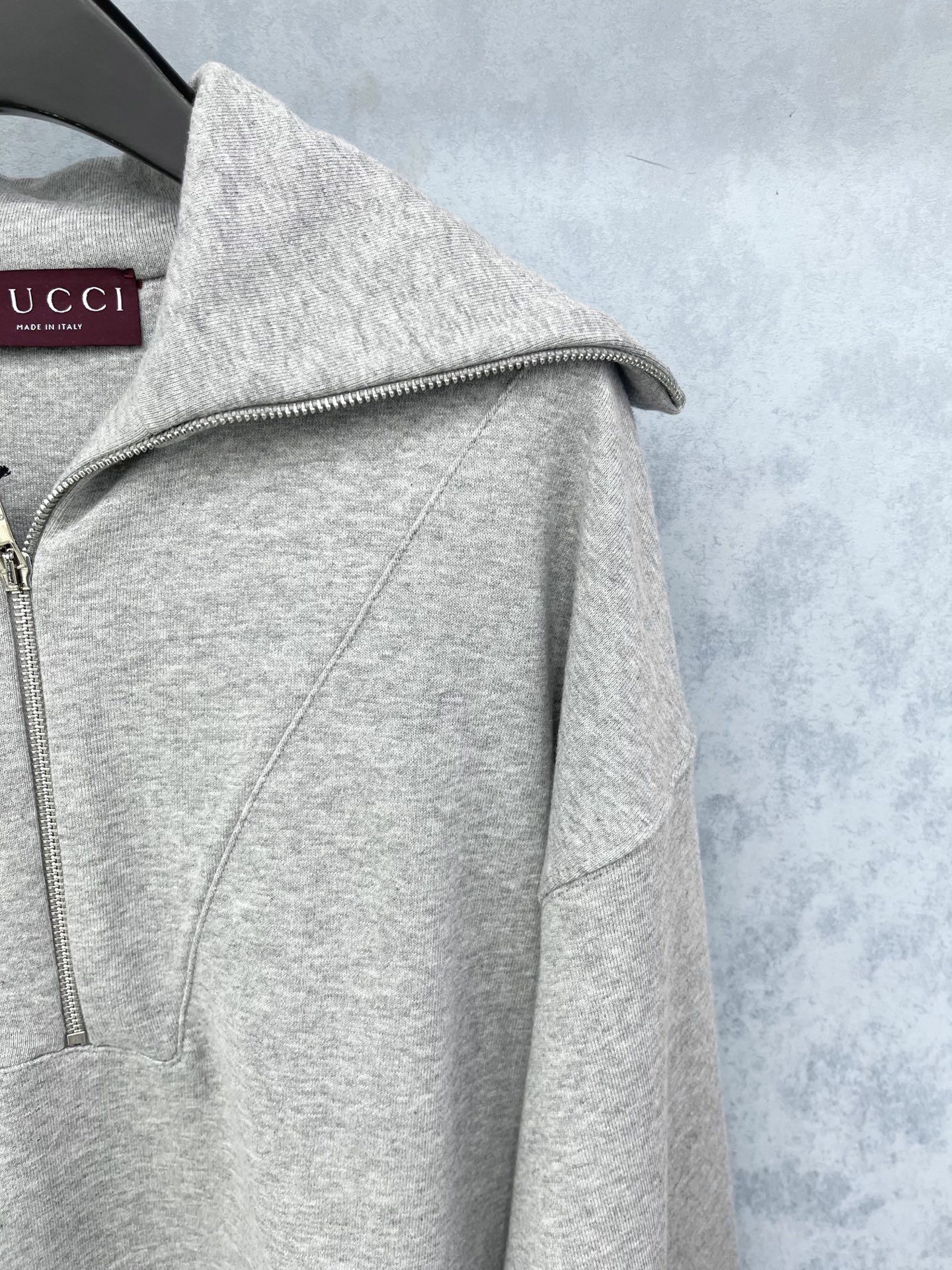 🛒𝐍𝐄𝐖 · 𝟐𝟎𝟐5/爆款现货【原版定制】Gucc*｜25早秋经典半拉链大翻领卫衣干净利落的裁剪，落肩