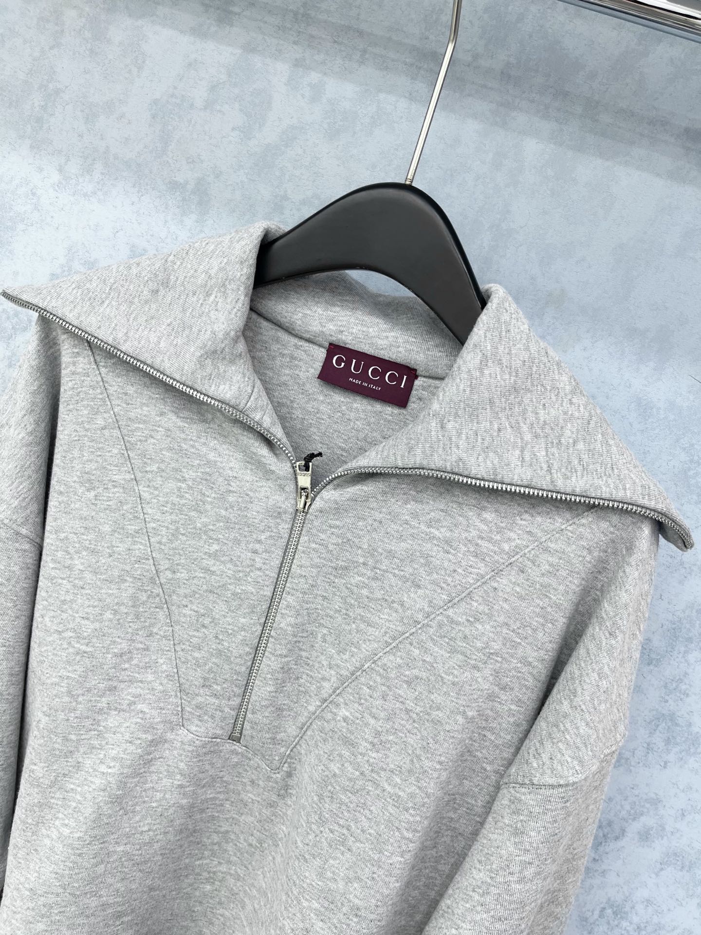 🛒𝐍𝐄𝐖 · 𝟐𝟎𝟐5/爆款现货【原版定制】Gucc*｜25早秋经典半拉链大翻领卫衣干净利落的裁剪，落肩