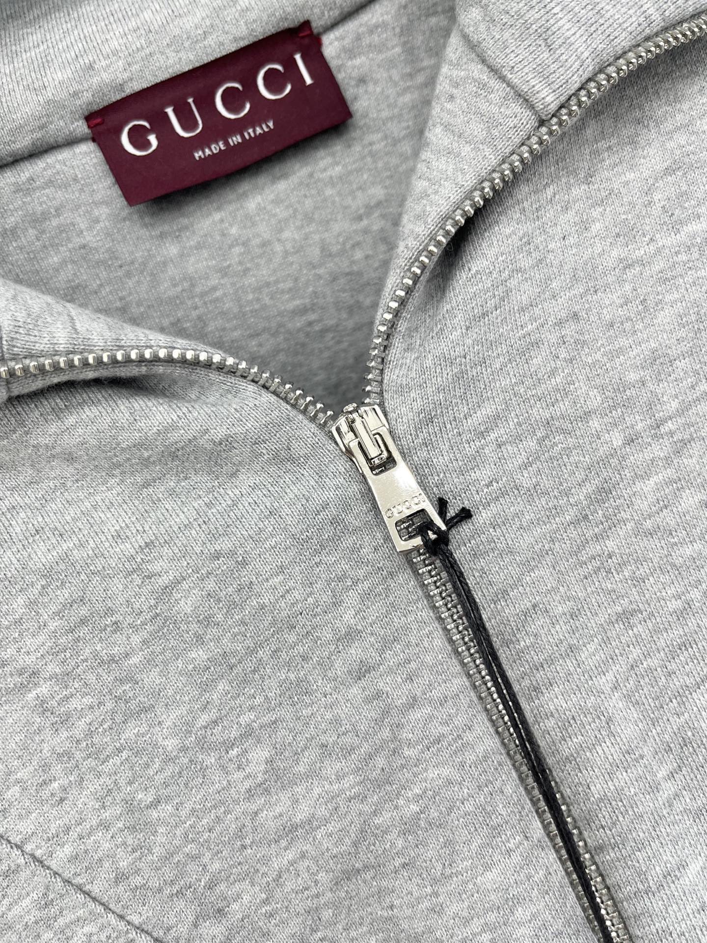 🛒𝐍𝐄𝐖 · 𝟐𝟎𝟐5/爆款现货【原版定制】Gucc*｜25早秋经典半拉链大翻领卫衣干净利落的裁剪，落肩
