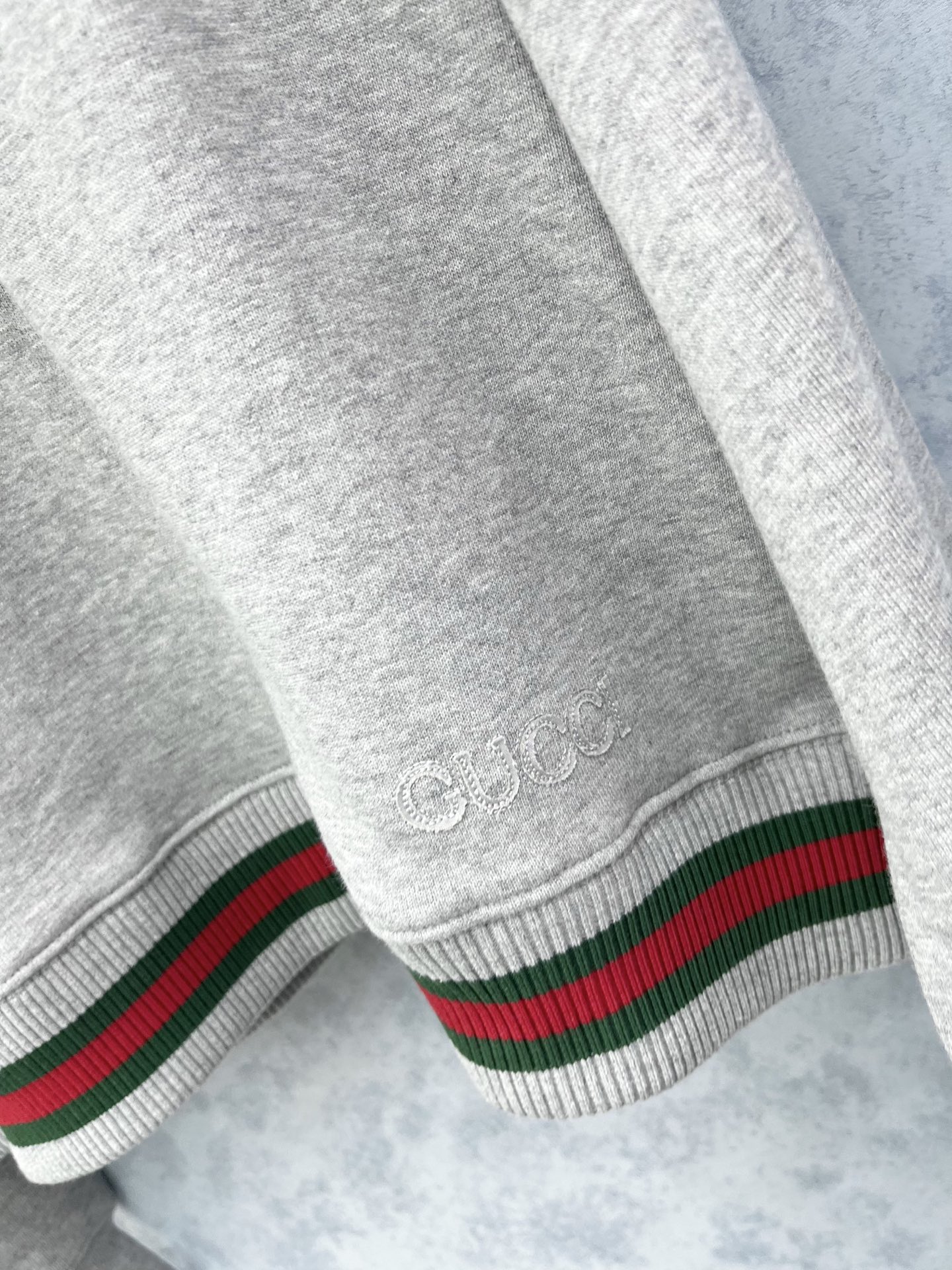 🛒𝐍𝐄𝐖 · 𝟐𝟎𝟐5/爆款现货【原版定制】Gucc*｜25早秋经典半拉链大翻领卫衣干净利落的裁剪，落肩