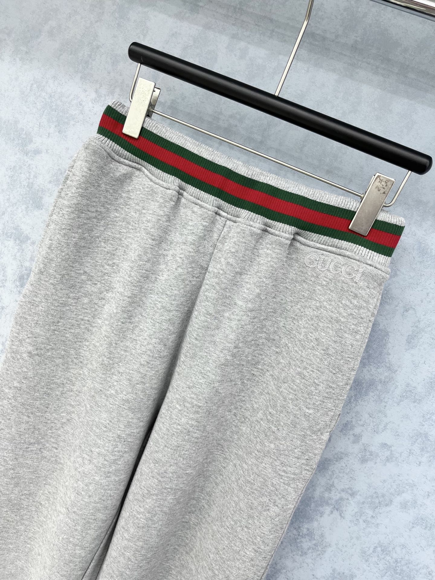 🛒𝐍𝐄𝐖 · 𝟐𝟎𝟐5/爆款现货【原版定制】Gucc*｜25早秋经典卫裤干净利落的裁剪，面料厚实挺阔有型