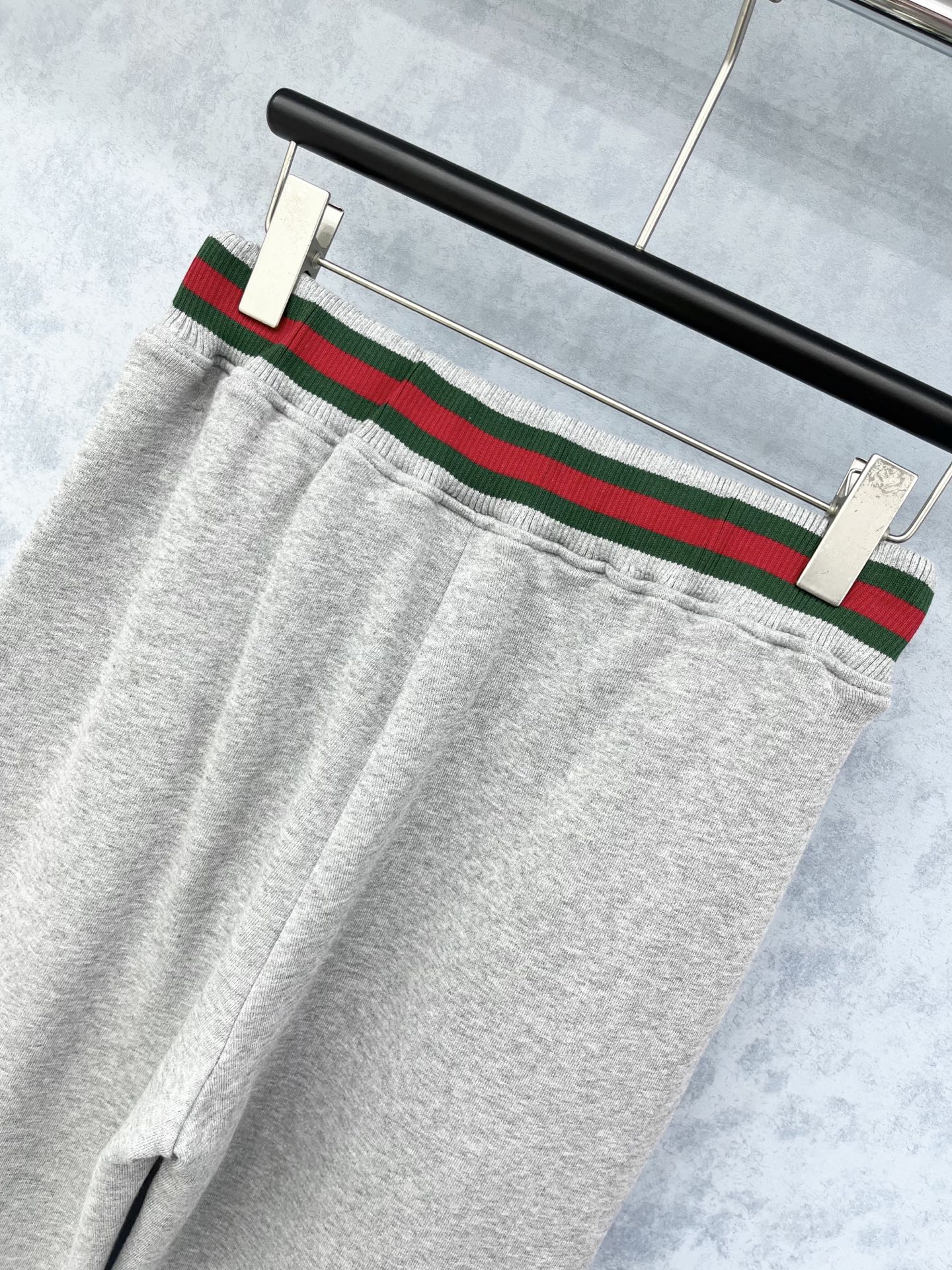 🛒𝐍𝐄𝐖 · 𝟐𝟎𝟐5/爆款现货【原版定制】Gucc*｜25早秋经典卫裤干净利落的裁剪，面料厚实挺阔有型