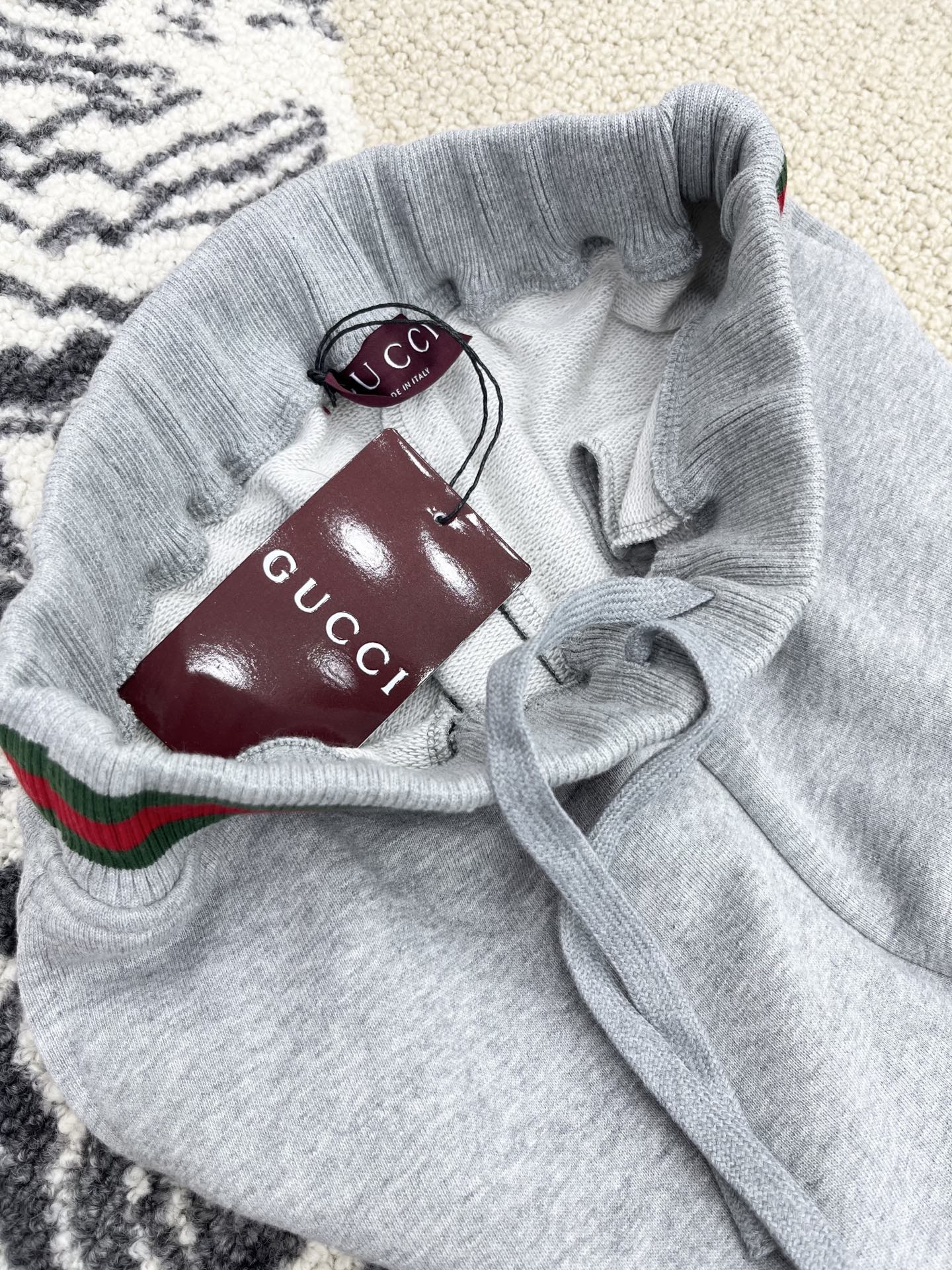 🛒𝐍𝐄𝐖 · 𝟐𝟎𝟐5/爆款现货【原版定制】Gucc*｜25早秋经典卫裤干净利落的裁剪，面料厚实挺阔有型