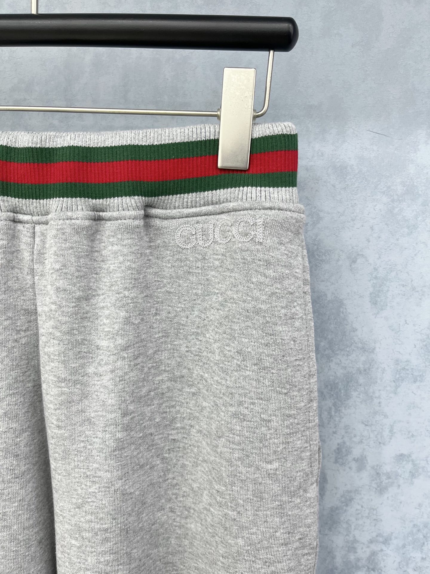 🛒𝐍𝐄𝐖 · 𝟐𝟎𝟐5/爆款现货【原版定制】Gucc*｜25早秋经典卫裤干净利落的裁剪，面料厚实挺阔有型
