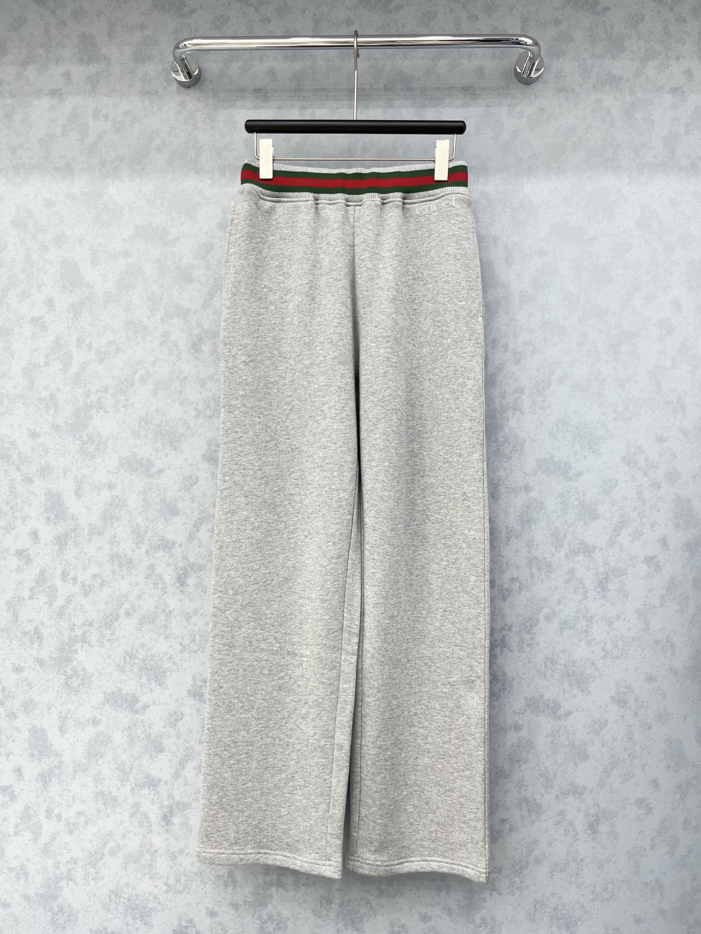 🛒𝐍𝐄𝐖 · 𝟐𝟎𝟐5/爆款现货【原版定制】Gucc*｜25早秋经典卫裤干净利落的裁剪，面料厚实挺阔有型