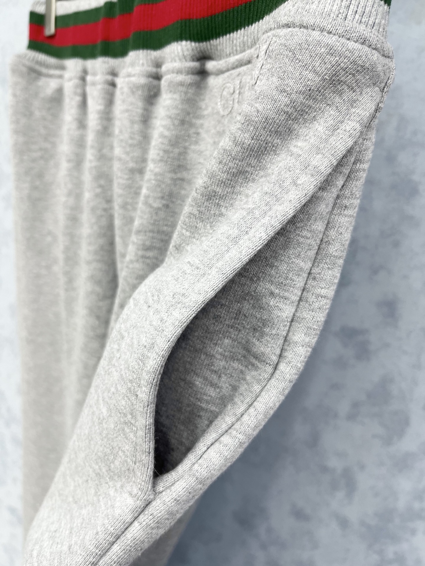 🛒𝐍𝐄𝐖 · 𝟐𝟎𝟐5/爆款现货【原版定制】Gucc*｜25早秋经典卫裤干净利落的裁剪，面料厚实挺阔有型