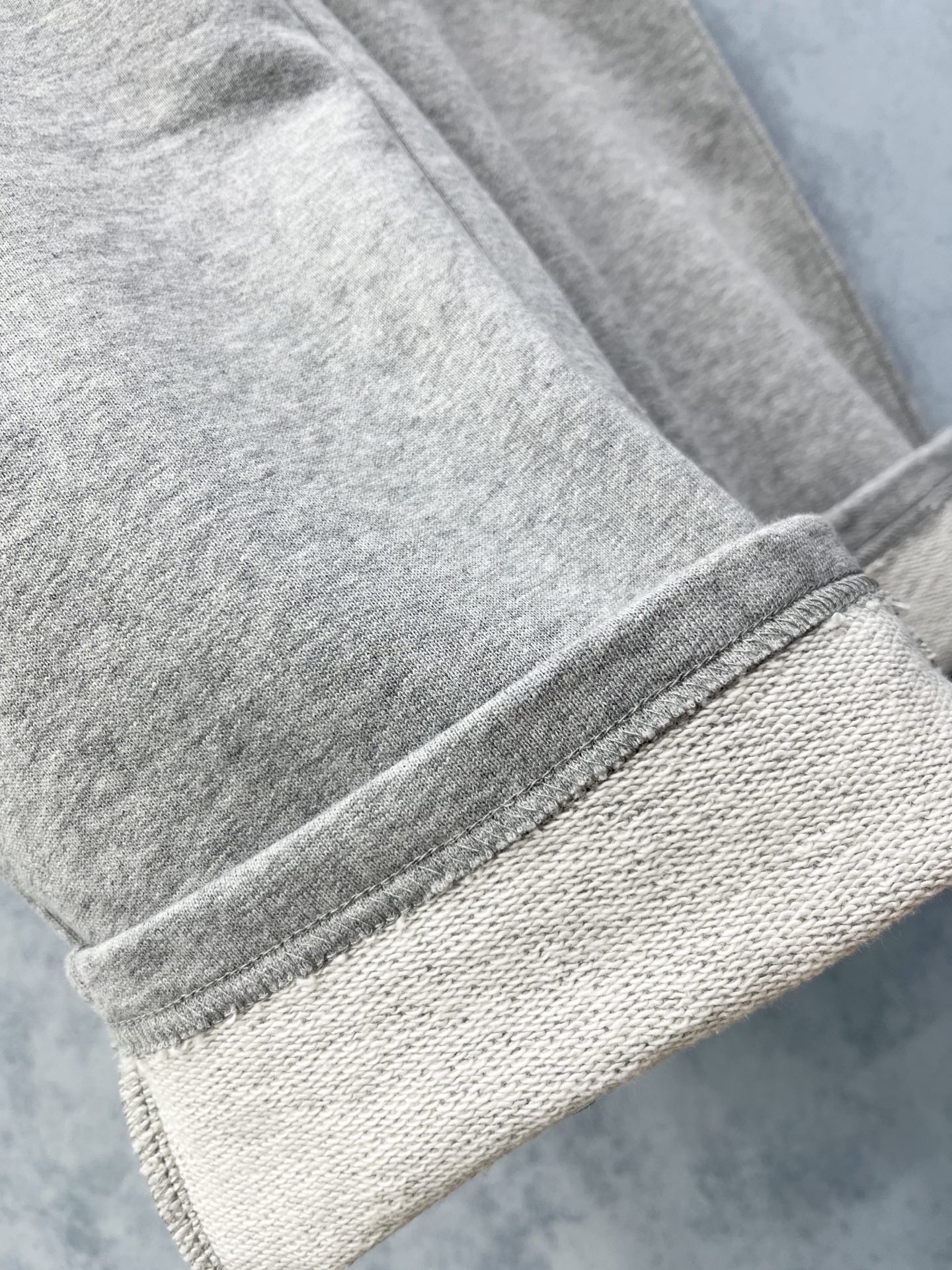 🛒𝐍𝐄𝐖 · 𝟐𝟎𝟐5/爆款现货【原版定制】Gucc*｜25早秋经典卫裤干净利落的裁剪，面料厚实挺阔有型