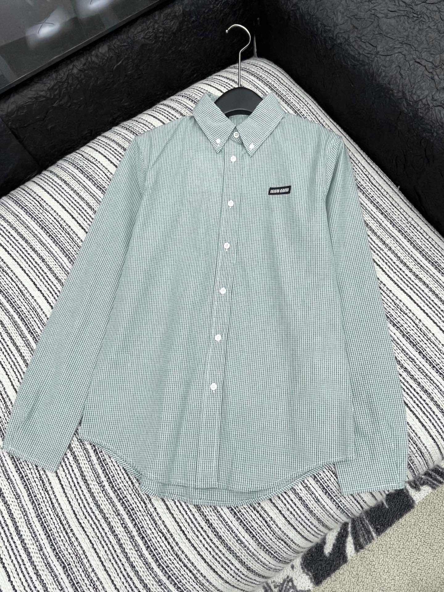 🛒𝐍𝐄𝐖 · 𝟐𝟎𝟐5/爆款现货【原版定制】 Miu Mi *｜2025格纹翻领贴布绣衬衫定制YB材质 