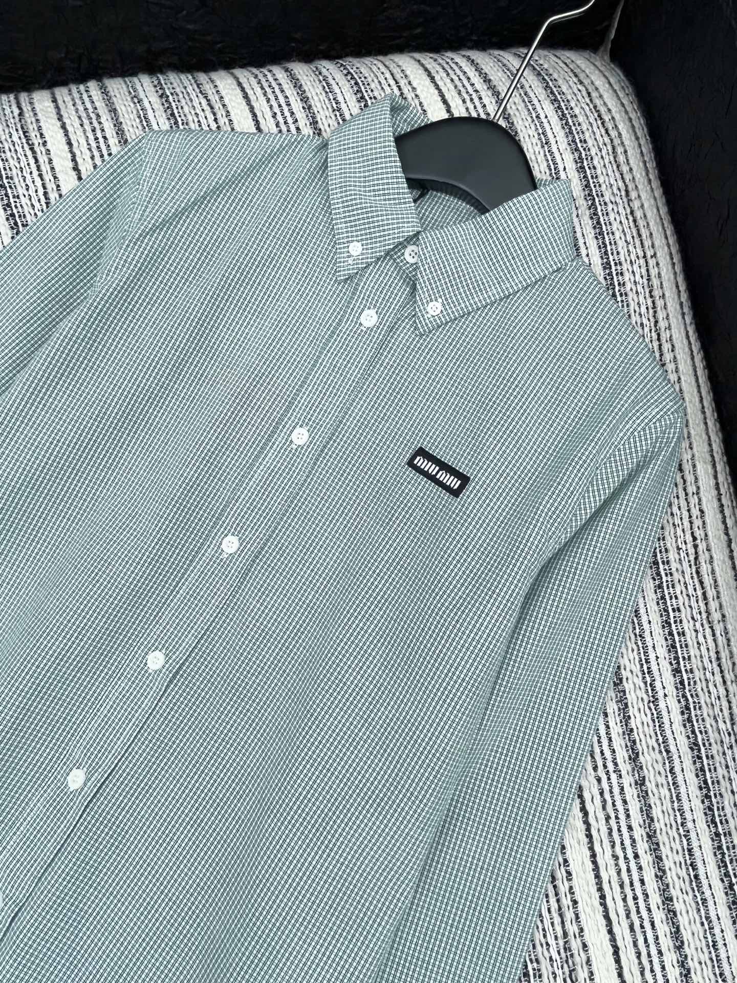 🛒𝐍𝐄𝐖 · 𝟐𝟎𝟐5/爆款现货【原版定制】 Miu Mi *｜2025格纹翻领贴布绣衬衫定制YB材质 