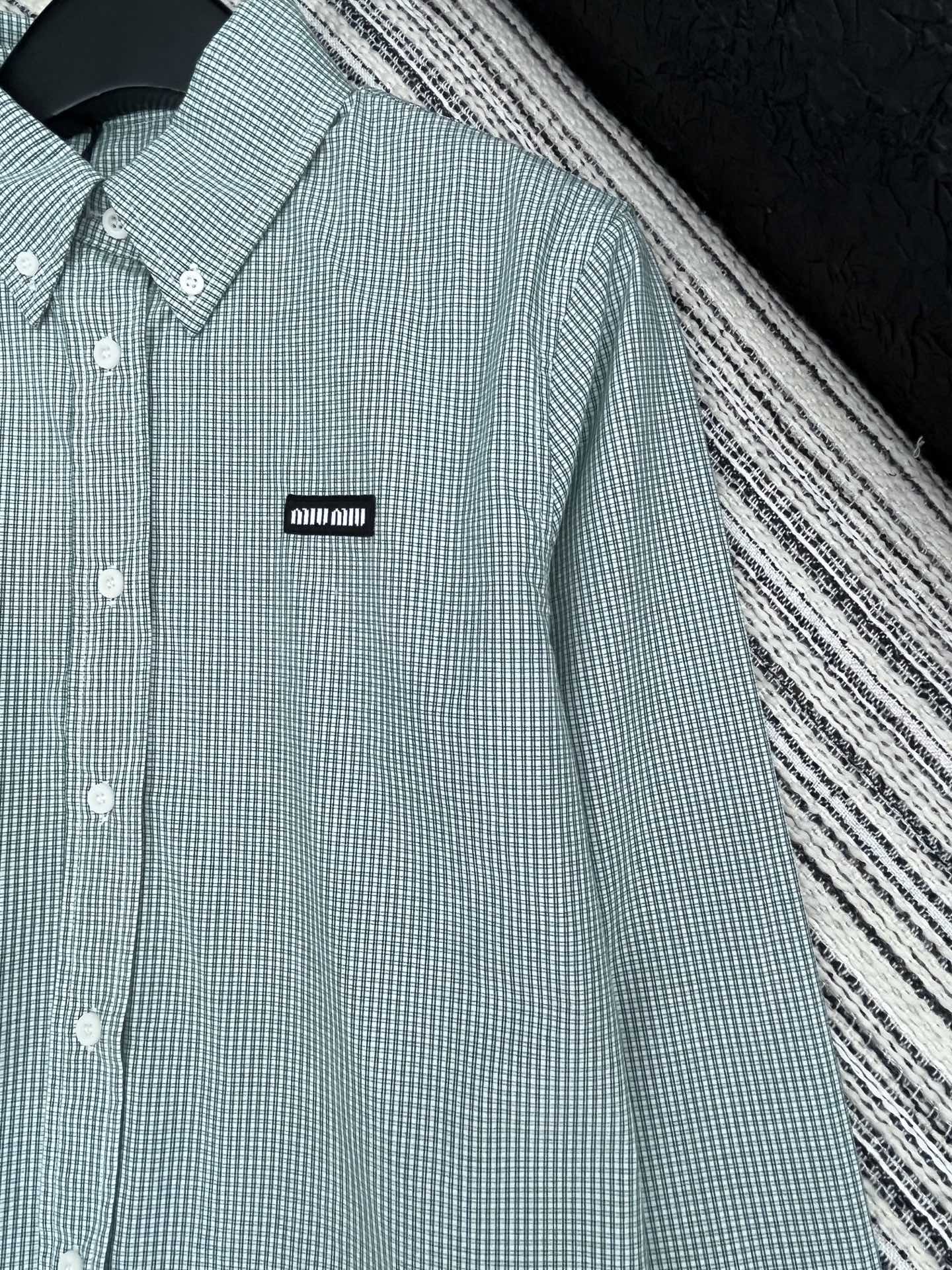 🛒𝐍𝐄𝐖 · 𝟐𝟎𝟐5/爆款现货【原版定制】 Miu Mi *｜2025格纹翻领贴布绣衬衫定制YB材质 