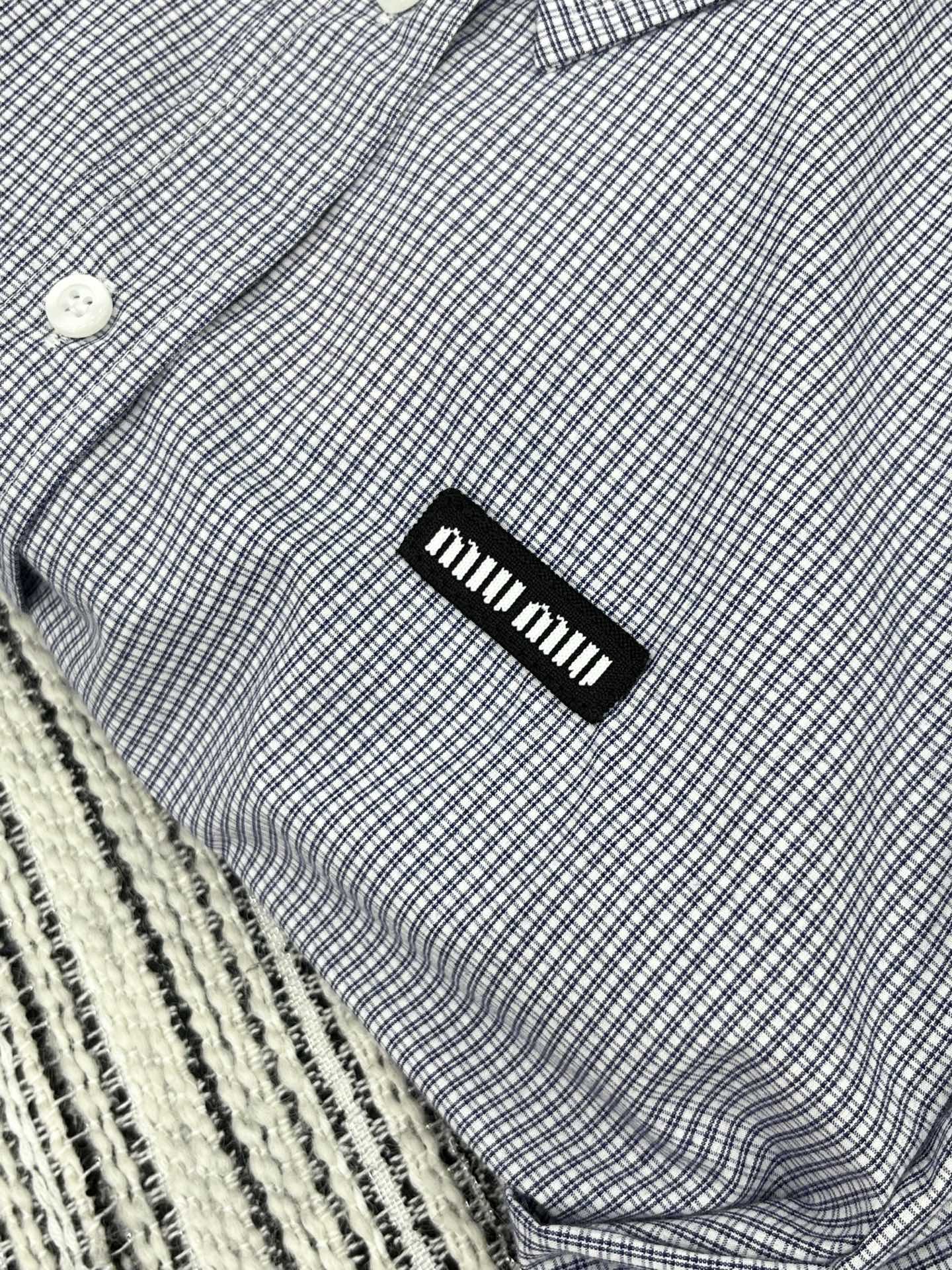 🛒𝐍𝐄𝐖 · 𝟐𝟎𝟐5/爆款现货【原版定制】 Miu Mi *｜2025格纹翻领贴布绣短款衬衫定制YB材