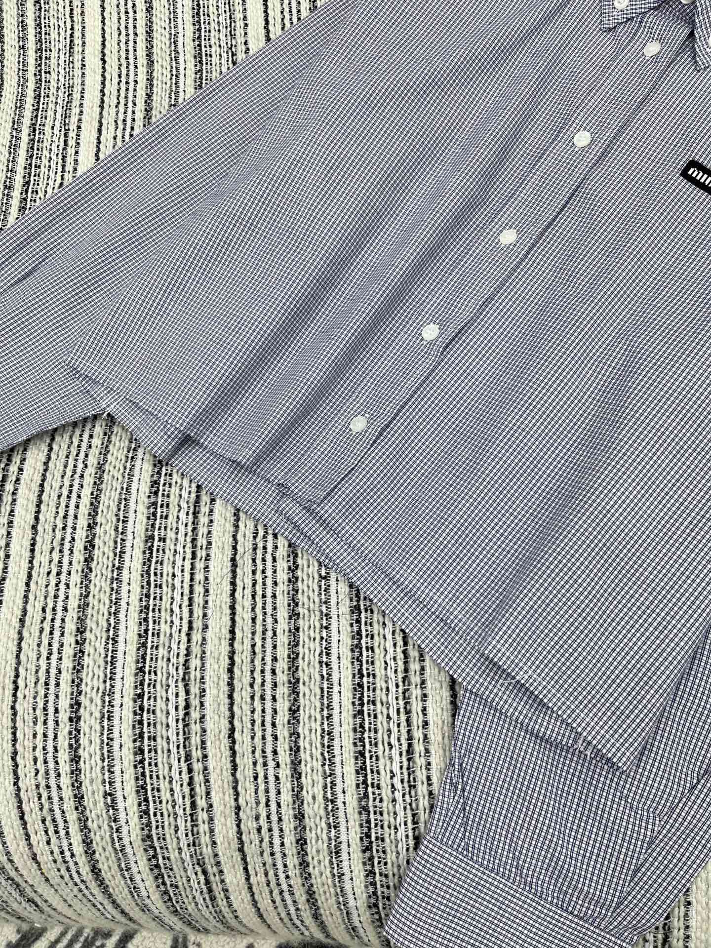 🛒𝐍𝐄𝐖 · 𝟐𝟎𝟐5/爆款现货【原版定制】 Miu Mi *｜2025格纹翻领贴布绣短款衬衫定制YB材