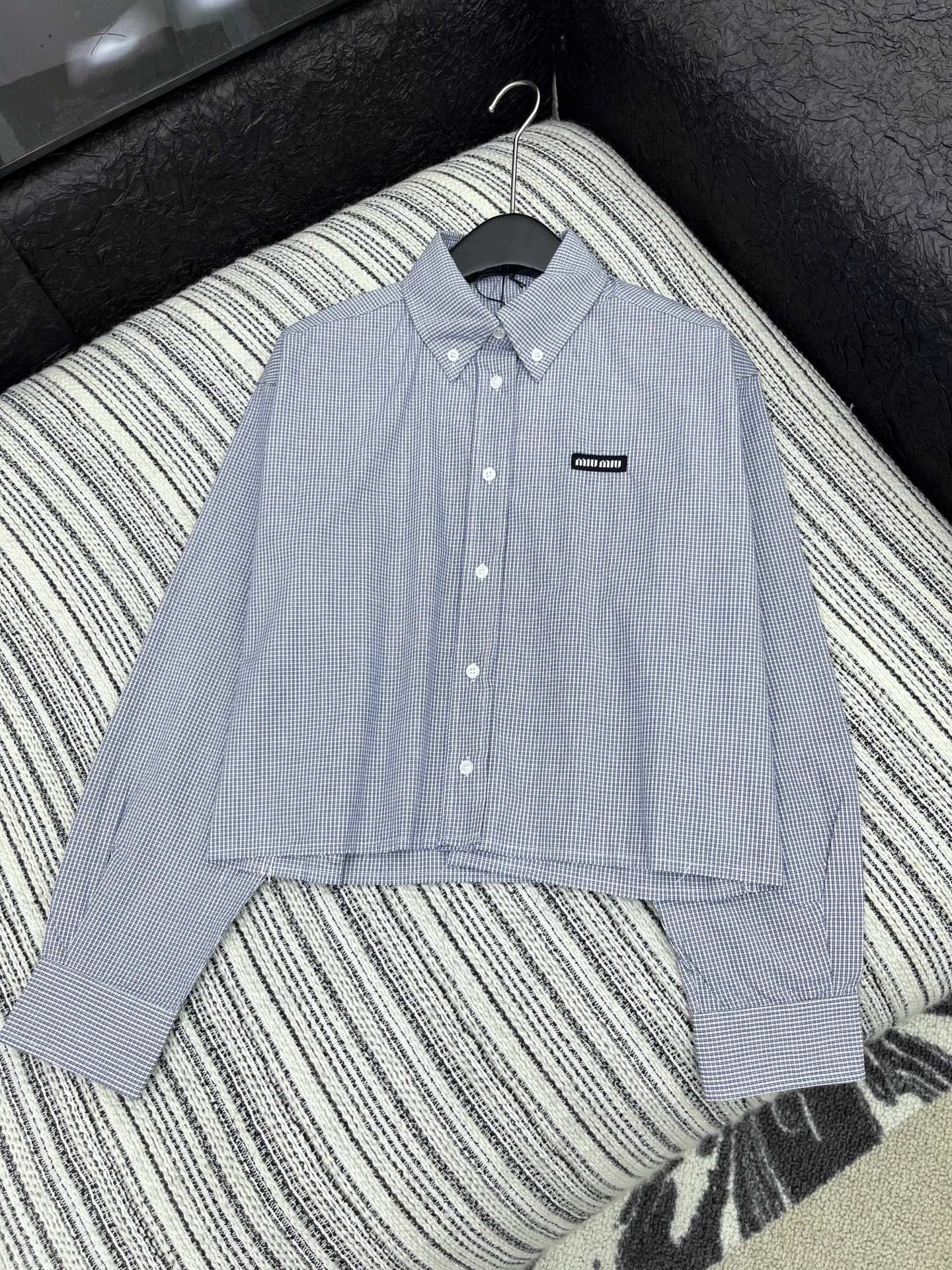 🛒𝐍𝐄𝐖 · 𝟐𝟎𝟐5/爆款现货【原版定制】 Miu Mi *｜2025格纹翻领贴布绣短款衬衫定制YB材