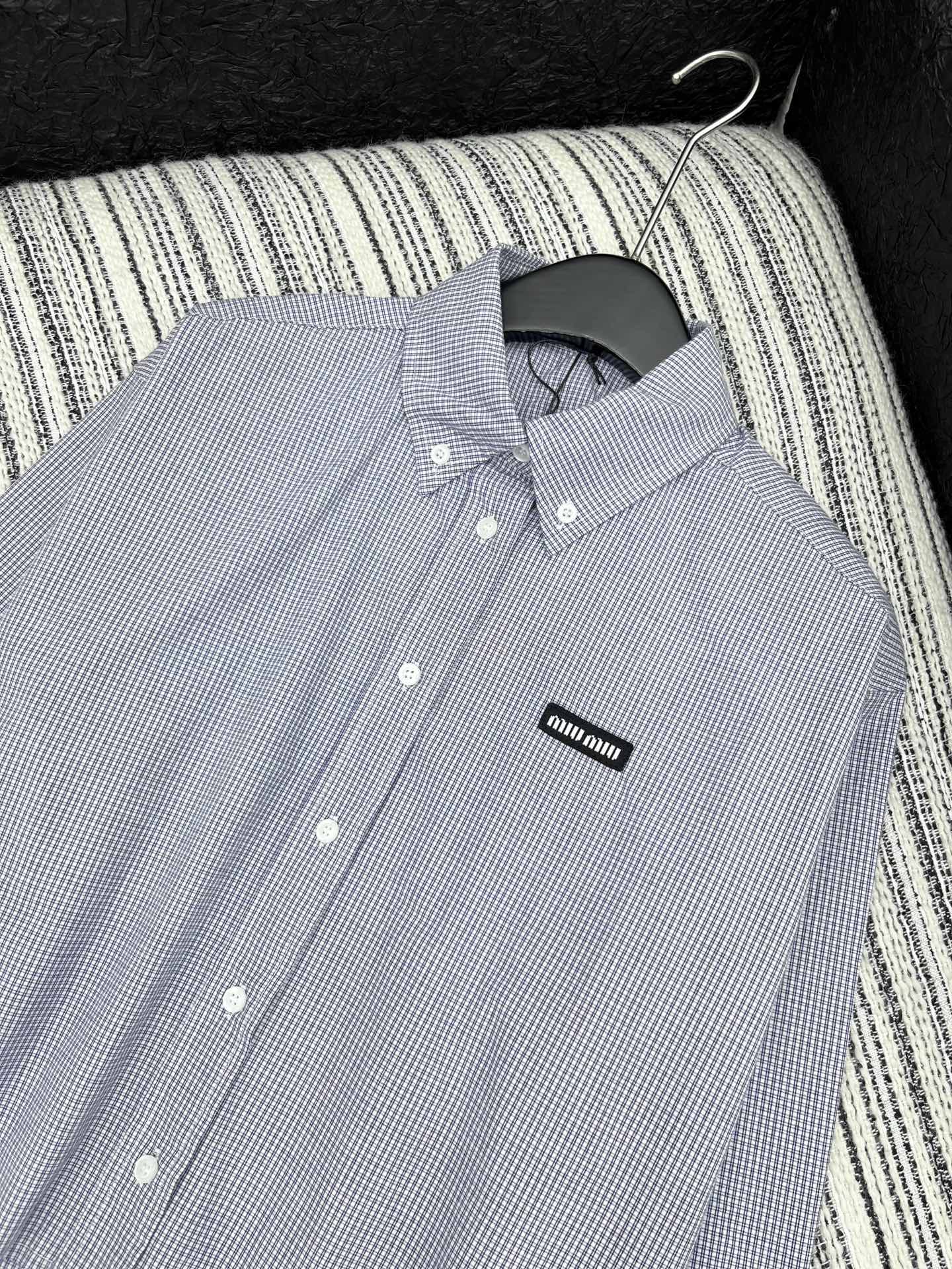 🛒𝐍𝐄𝐖 · 𝟐𝟎𝟐5/爆款现货【原版定制】 Miu Mi *｜2025格纹翻领贴布绣短款衬衫定制YB材