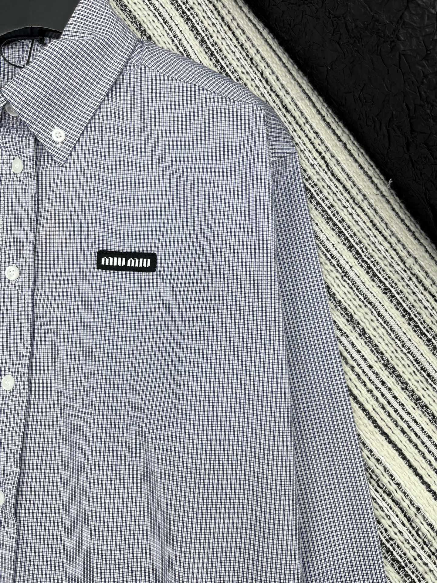 🛒𝐍𝐄𝐖 · 𝟐𝟎𝟐5/爆款现货【原版定制】 Miu Mi *｜2025格纹翻领贴布绣短款衬衫定制YB材