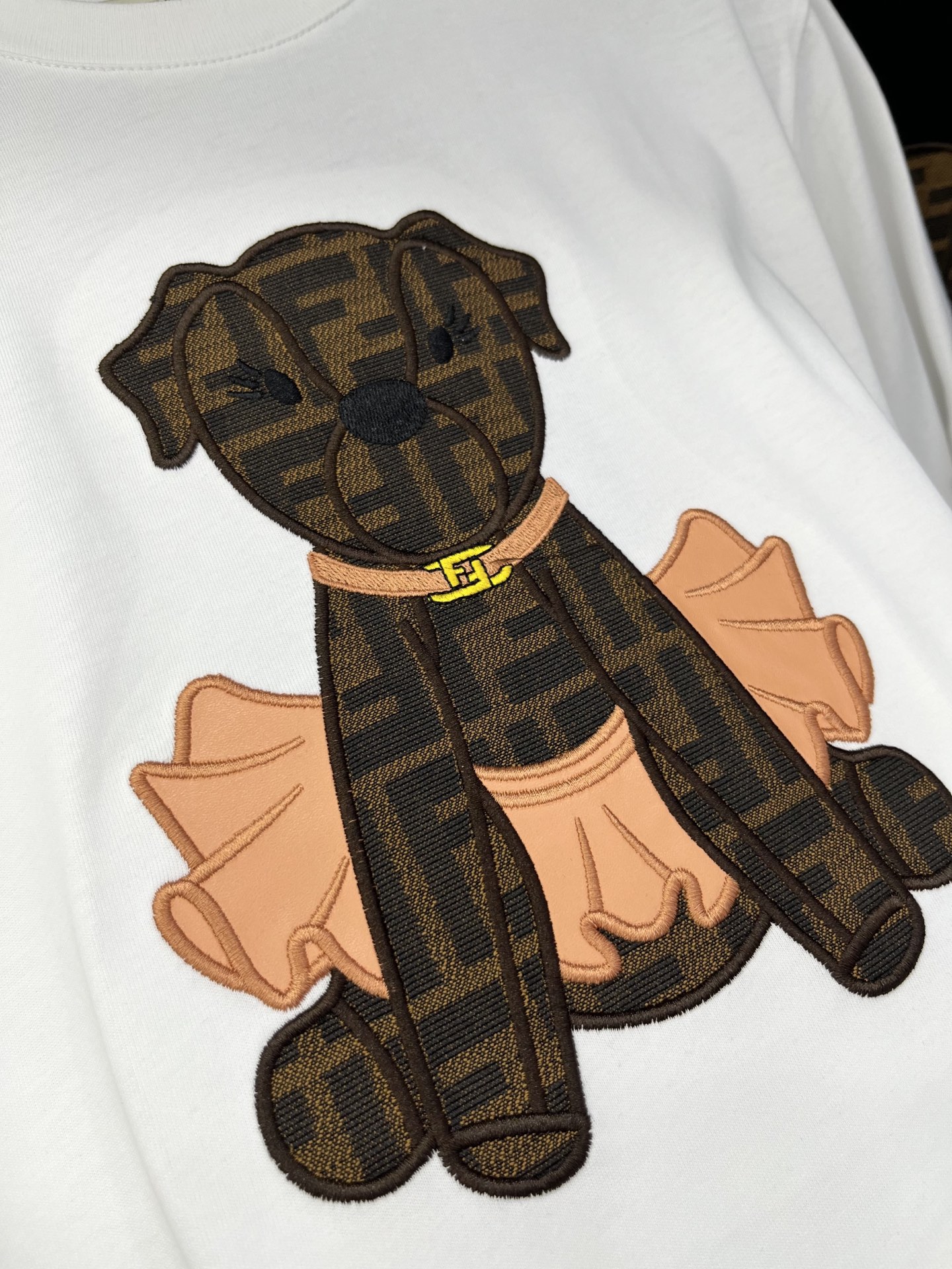 🛒𝐍𝐄𝐖 · 𝟐𝟎𝟐5/爆款现货原单品质 Fend*｜25新品刺绣短袖T恤精致版型上身巨显瘦！定制最新工