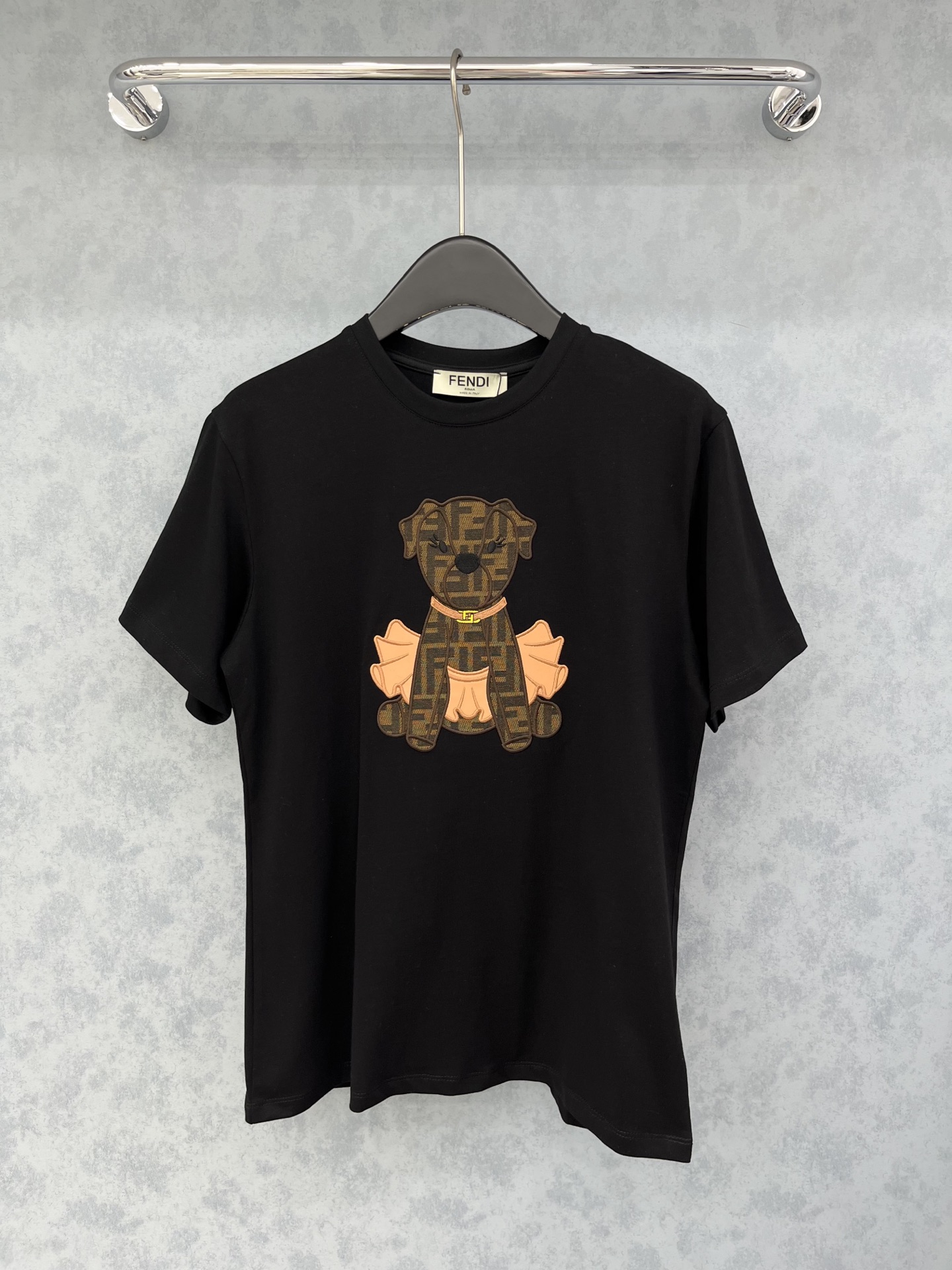 🛒𝐍𝐄𝐖 · 𝟐𝟎𝟐5/爆款现货原单品质 Fend*｜25新品刺绣短袖T恤精致版型上身巨显瘦！定制最新工