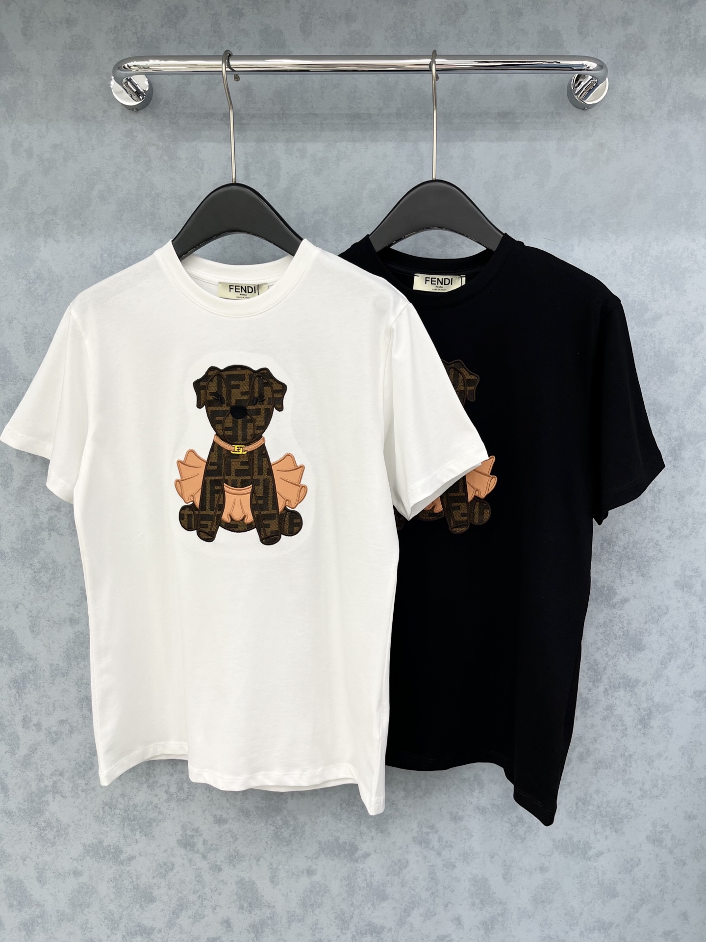 🛒𝐍𝐄𝐖 · 𝟐𝟎𝟐5/爆款现货原单品质 Fend*｜25新品刺绣短袖T恤精致版型上身巨显瘦！定制最新工