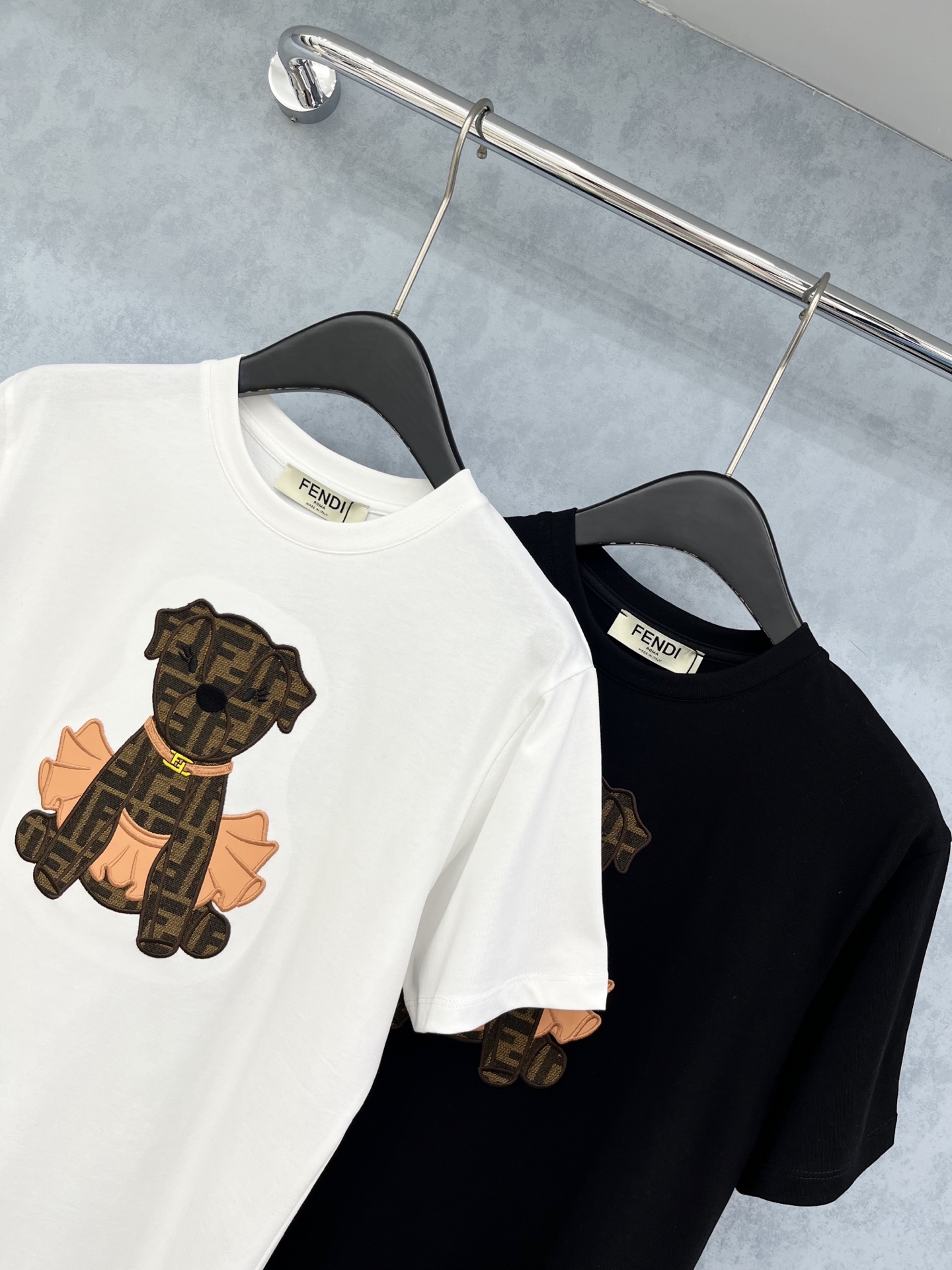 🛒𝐍𝐄𝐖 · 𝟐𝟎𝟐5/爆款现货原单品质 Fend*｜25新品刺绣短袖T恤精致版型上身巨显瘦！定制最新工