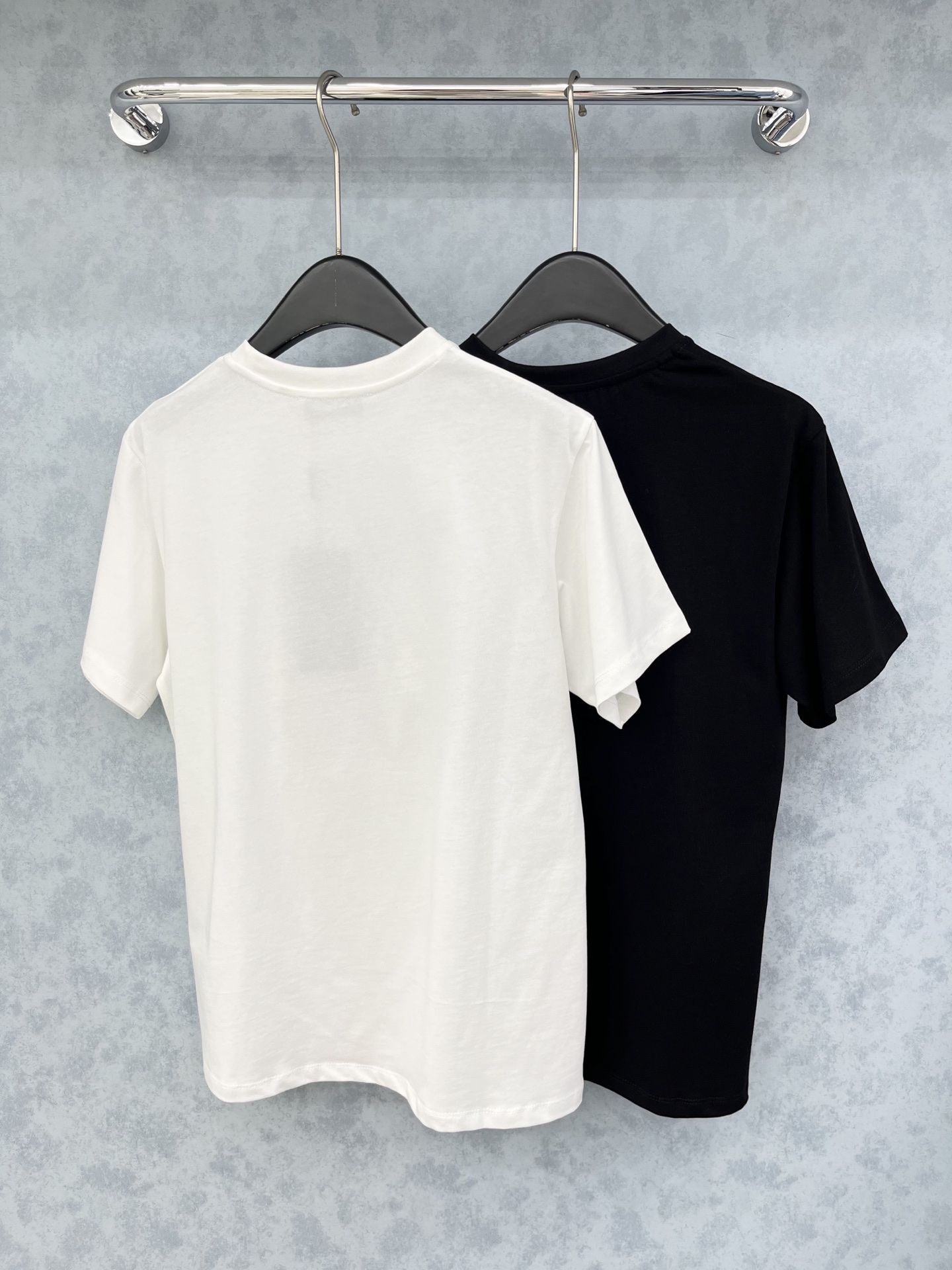 🛒𝐍𝐄𝐖 · 𝟐𝟎𝟐5/爆款现货原单品质 Fend*｜25新品刺绣短袖T恤精致版型上身巨显瘦！定制最新工