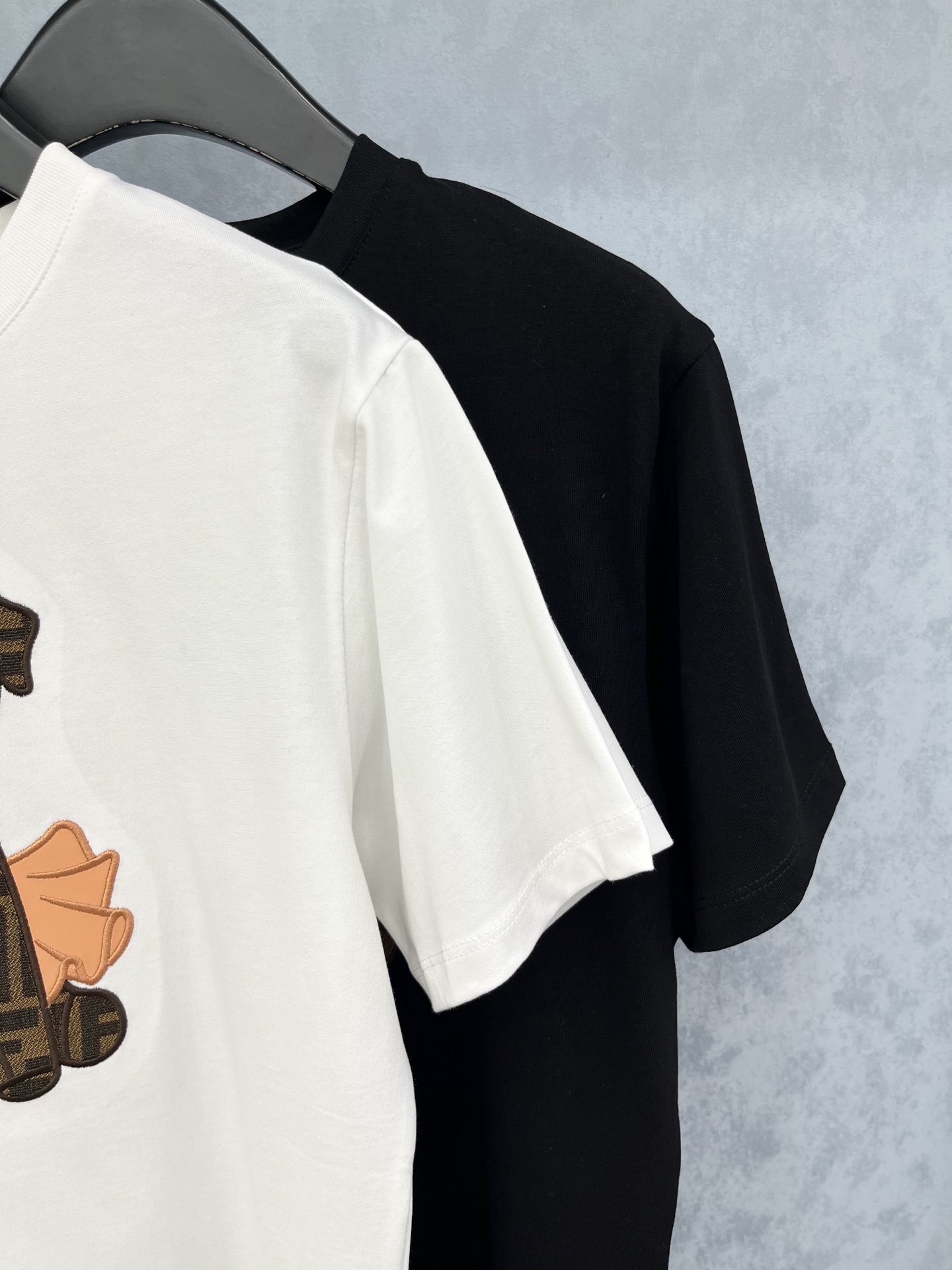 🛒𝐍𝐄𝐖 · 𝟐𝟎𝟐5/爆款现货原单品质 Fend*｜25新品刺绣短袖T恤精致版型上身巨显瘦！定制最新工