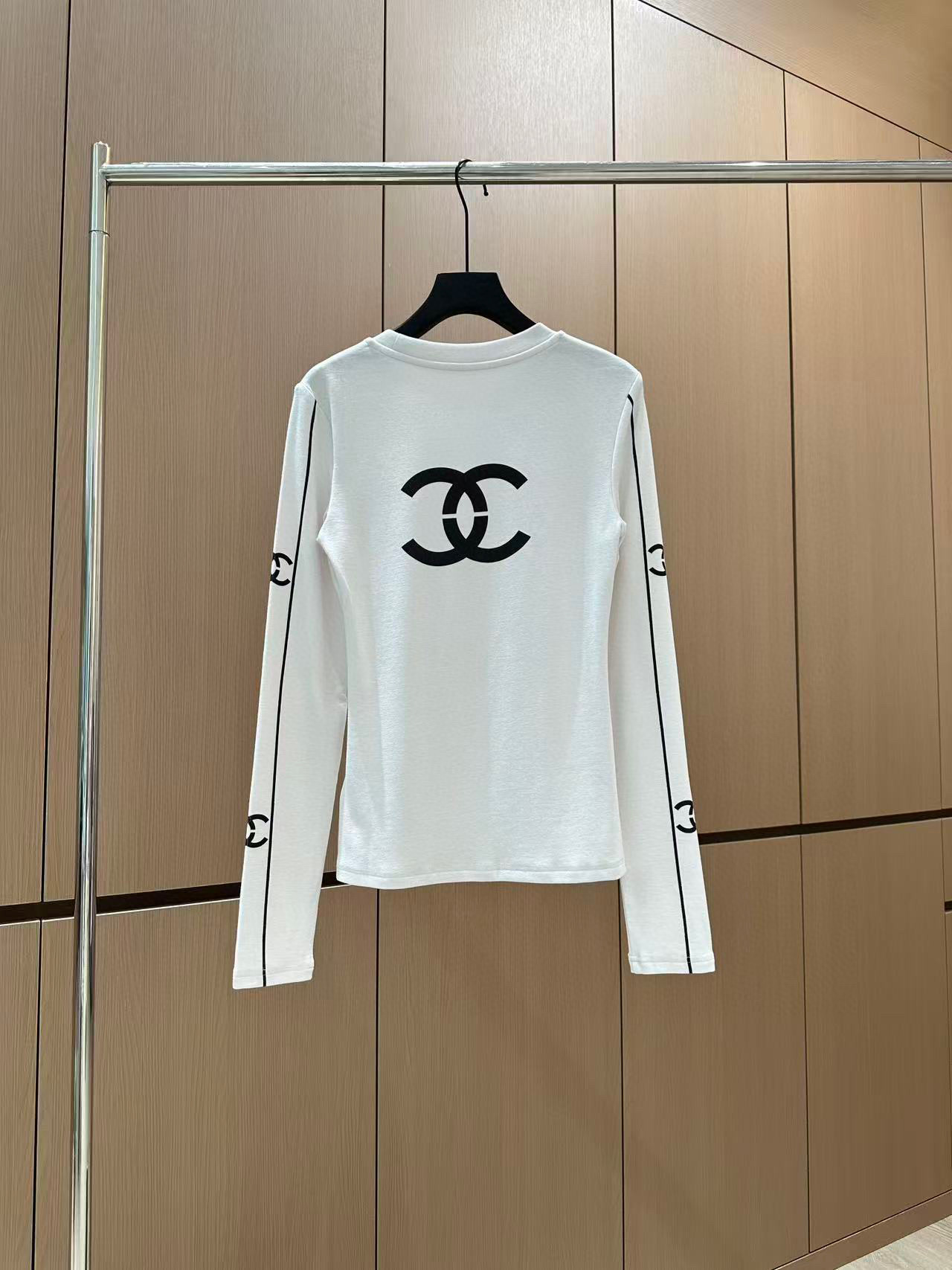 🛒𝐍𝐄𝐖 · 𝟐𝟎𝟐5/爆款现货设计师 原创｜2025新款印花加绒打底衫云感舒适的系列！上身的触感谁穿谁