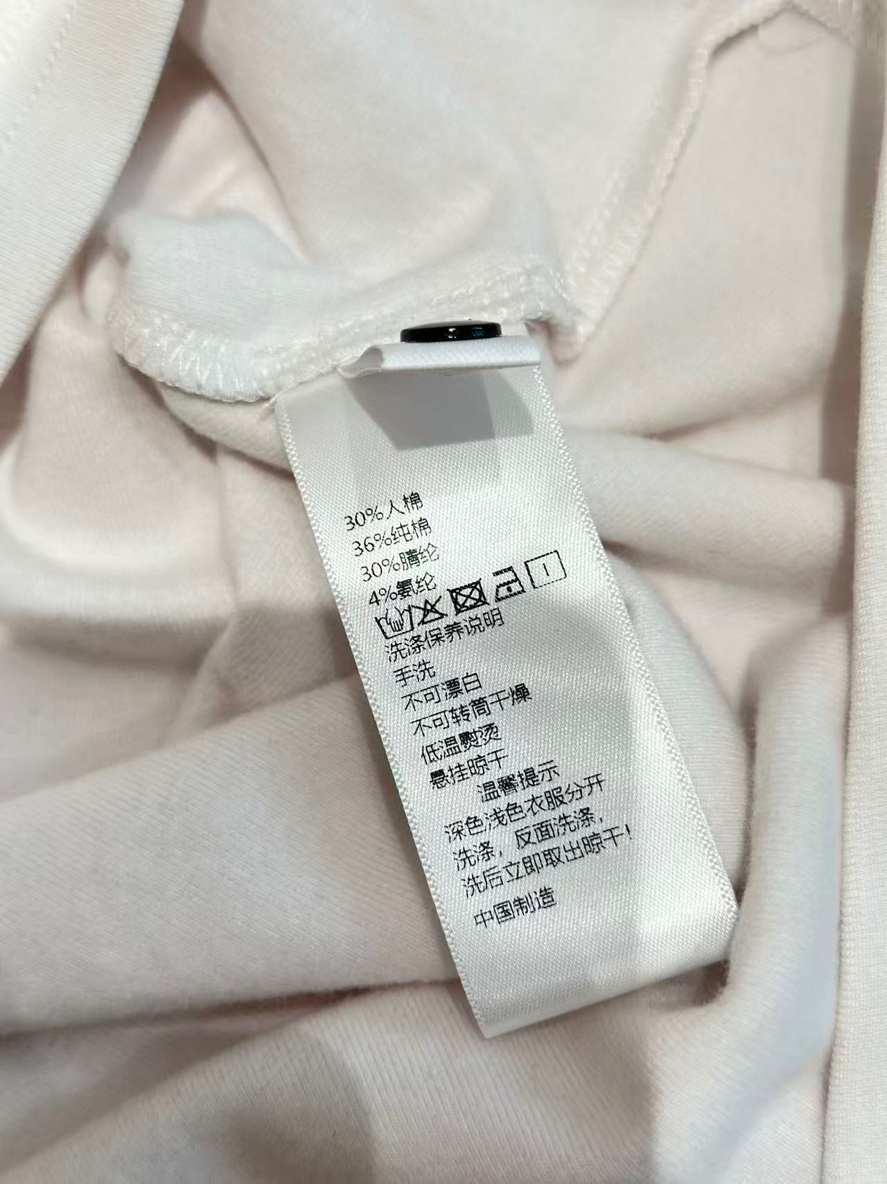 🛒𝐍𝐄𝐖 · 𝟐𝟎𝟐5/爆款现货设计师 原创｜2025新款印花加绒打底衫云感舒适的系列！上身的触感谁穿谁