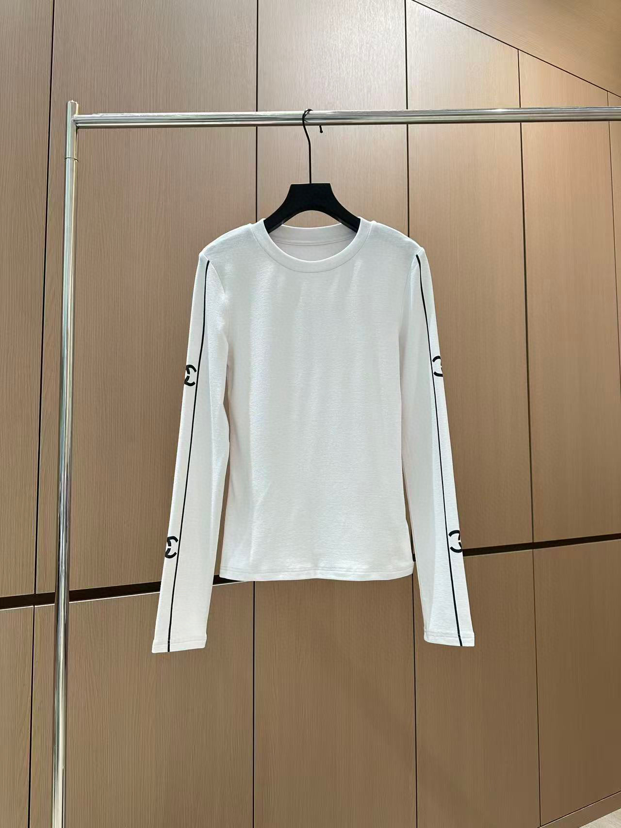 🛒𝐍𝐄𝐖 · 𝟐𝟎𝟐5/爆款现货设计师 原创｜2025新款印花加绒打底衫云感舒适的系列！上身的触感谁穿谁