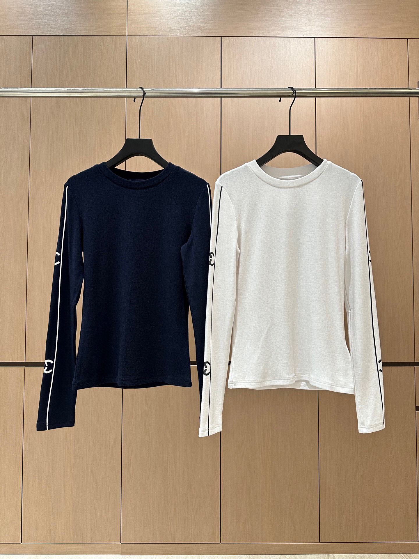 🛒𝐍𝐄𝐖 · 𝟐𝟎𝟐5/爆款现货设计师 原创｜2025新款印花加绒打底衫云感舒适的系列！上身的触感谁穿谁