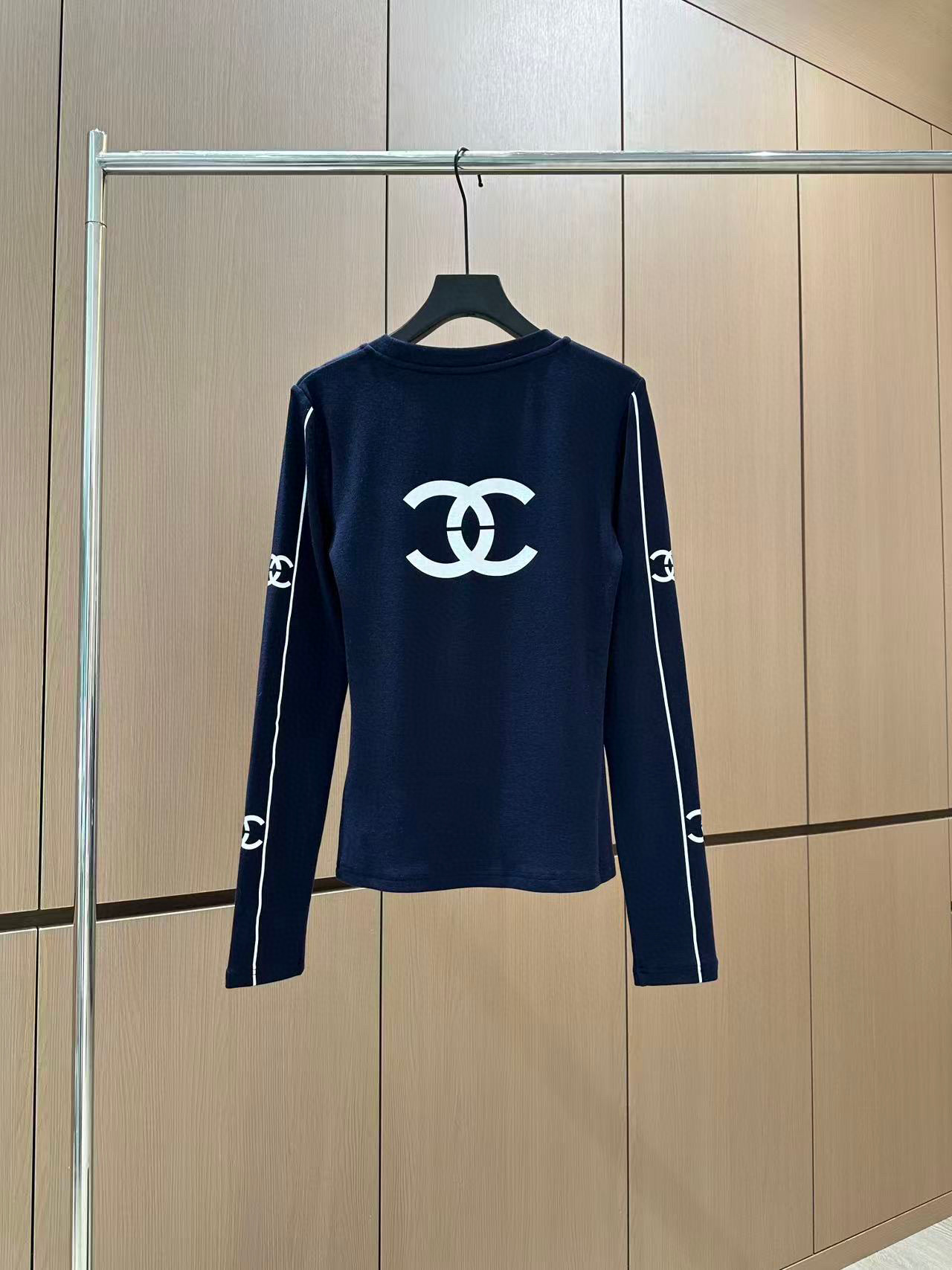 🛒𝐍𝐄𝐖 · 𝟐𝟎𝟐5/爆款现货设计师 原创｜2025新款印花加绒打底衫云感舒适的系列！上身的触感谁穿谁