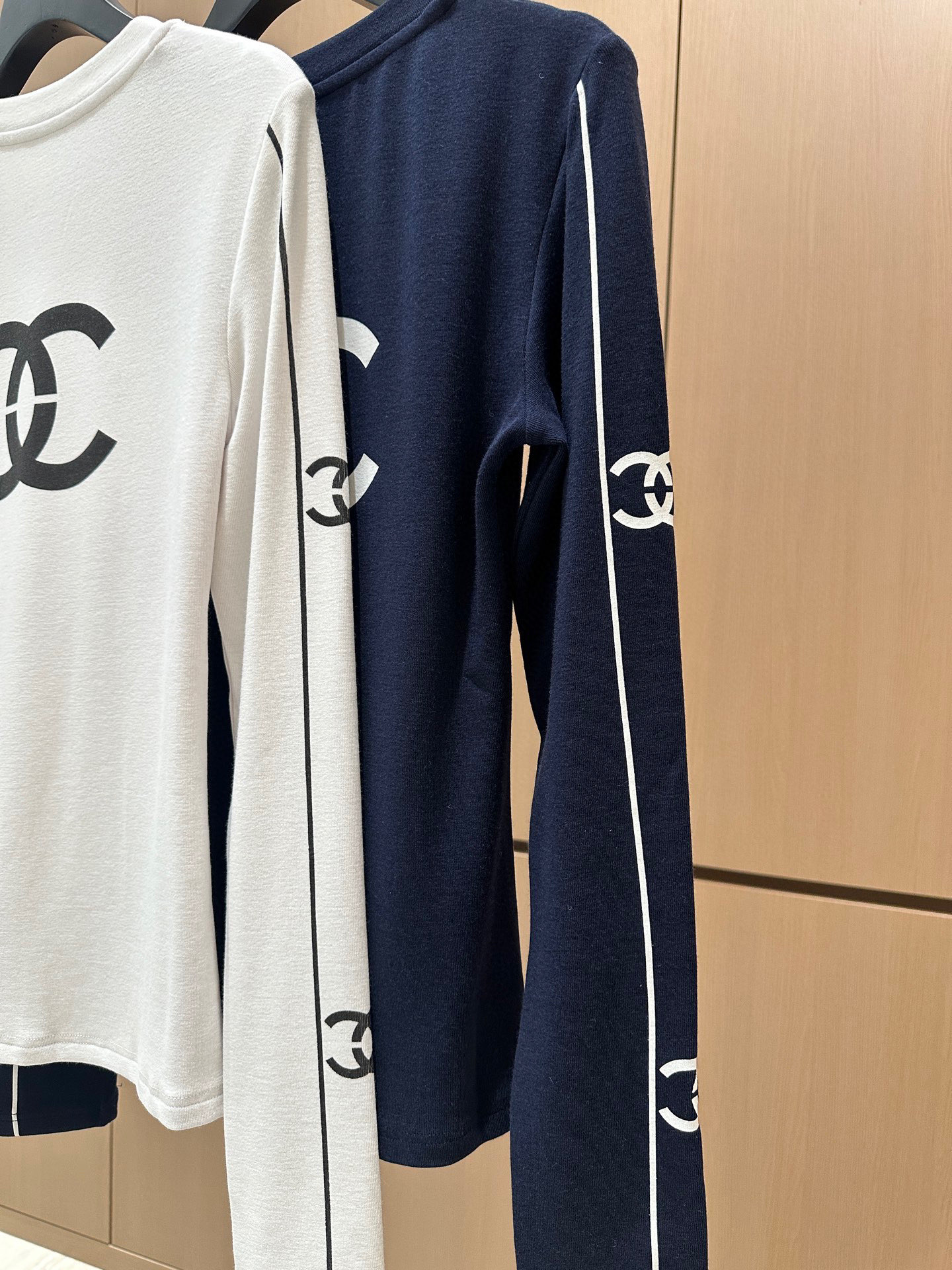 🛒𝐍𝐄𝐖 · 𝟐𝟎𝟐5/爆款现货设计师 原创｜2025新款印花加绒打底衫云感舒适的系列！上身的触感谁穿谁