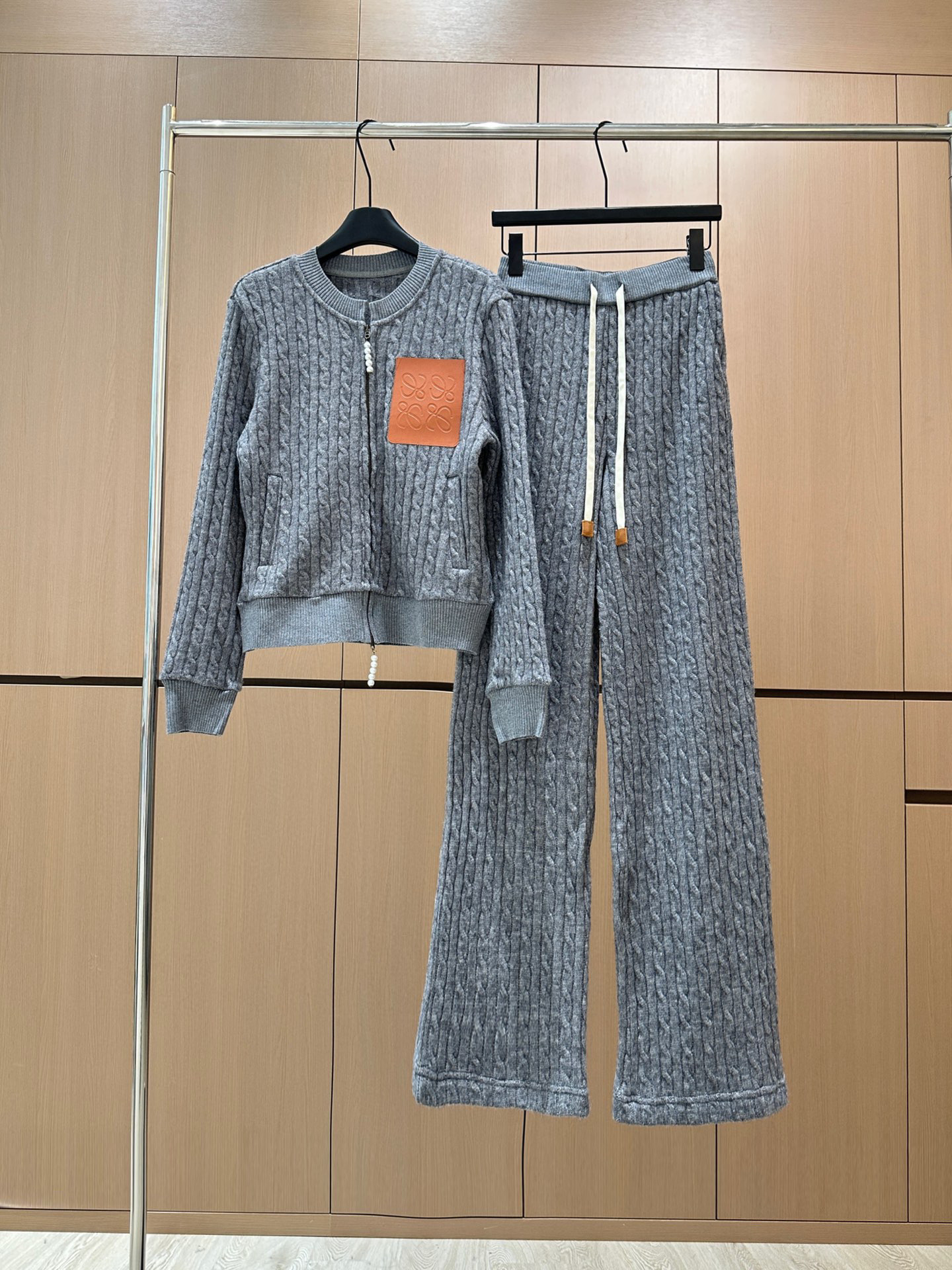 🛒𝐍𝐄𝐖 · 𝟐𝟎𝟐5/爆款现货原创 设计师 ｜25秋冬新款圆领麻花毛衣套装，谁穿谁好看!精致设计，简单