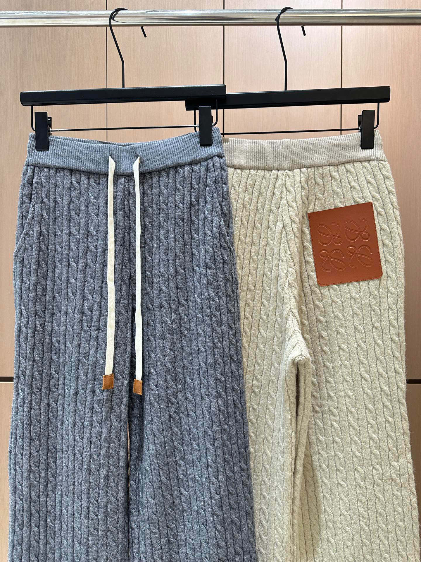 🛒𝐍𝐄𝐖 · 𝟐𝟎𝟐5/爆款现货原创 设计师 ｜25秋冬新款圆领麻花毛衣套装，谁穿谁好看!精致设计，简单